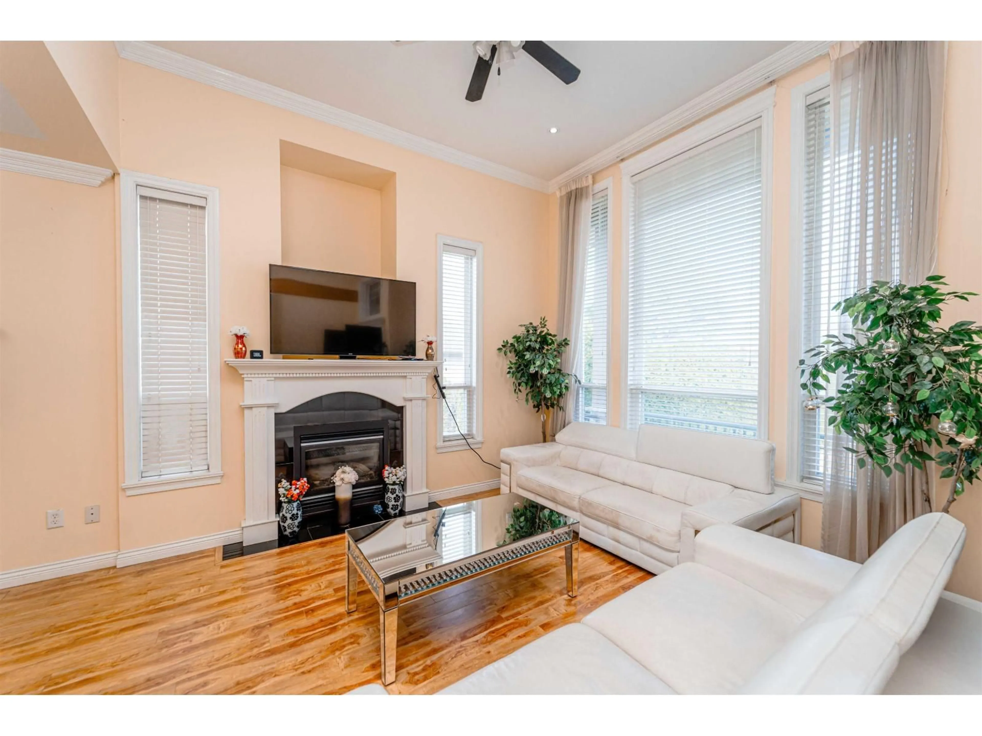 Living room with furniture, wood/laminate floor for 30580 GARNET PLACE, Abbotsford British Columbia V2T6Y5