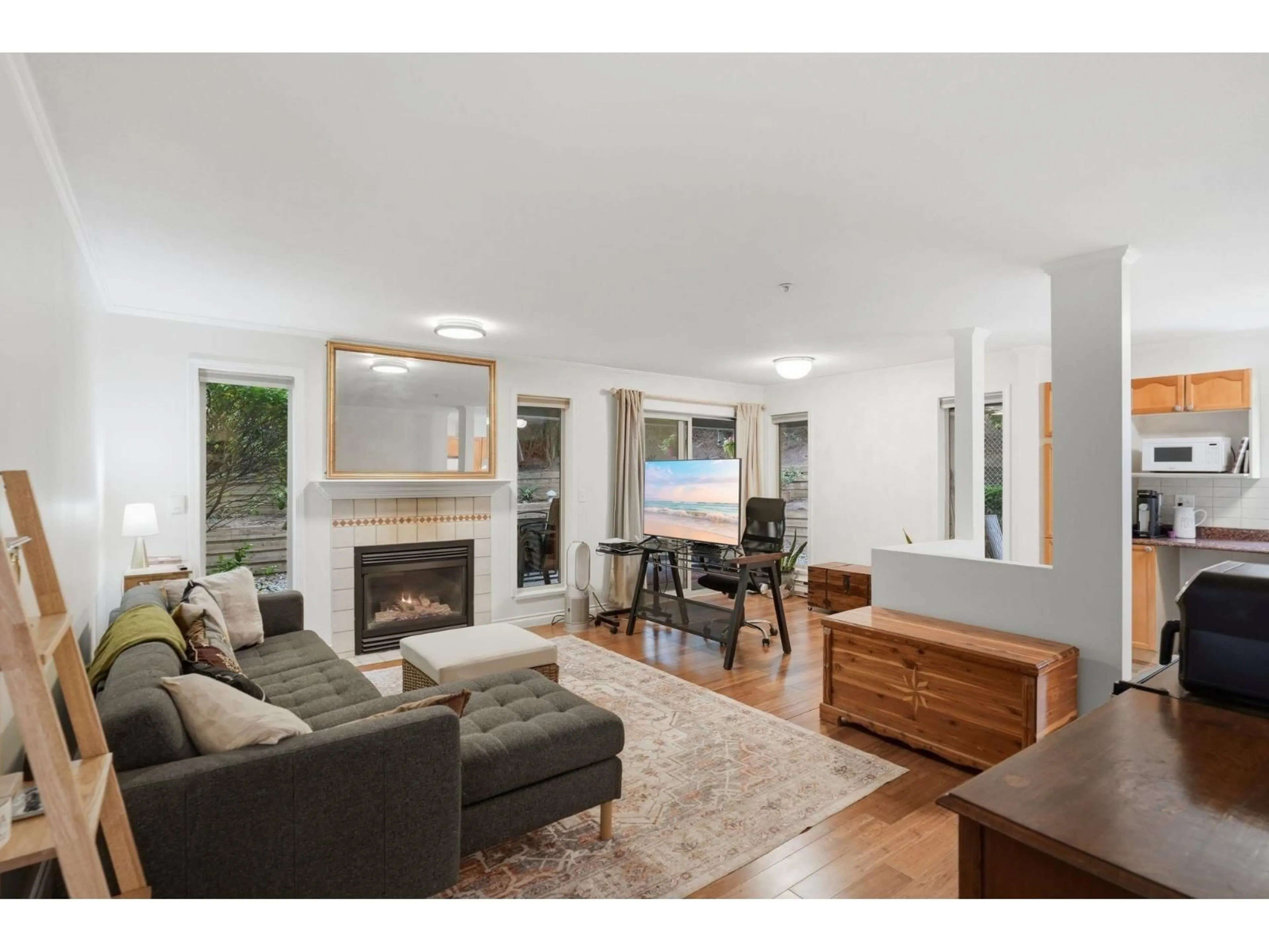 Living room with furniture, wood/laminate floor for 116 - 33478 ROBERTS AVE AVENUE, Abbotsford British Columbia V2S8E1