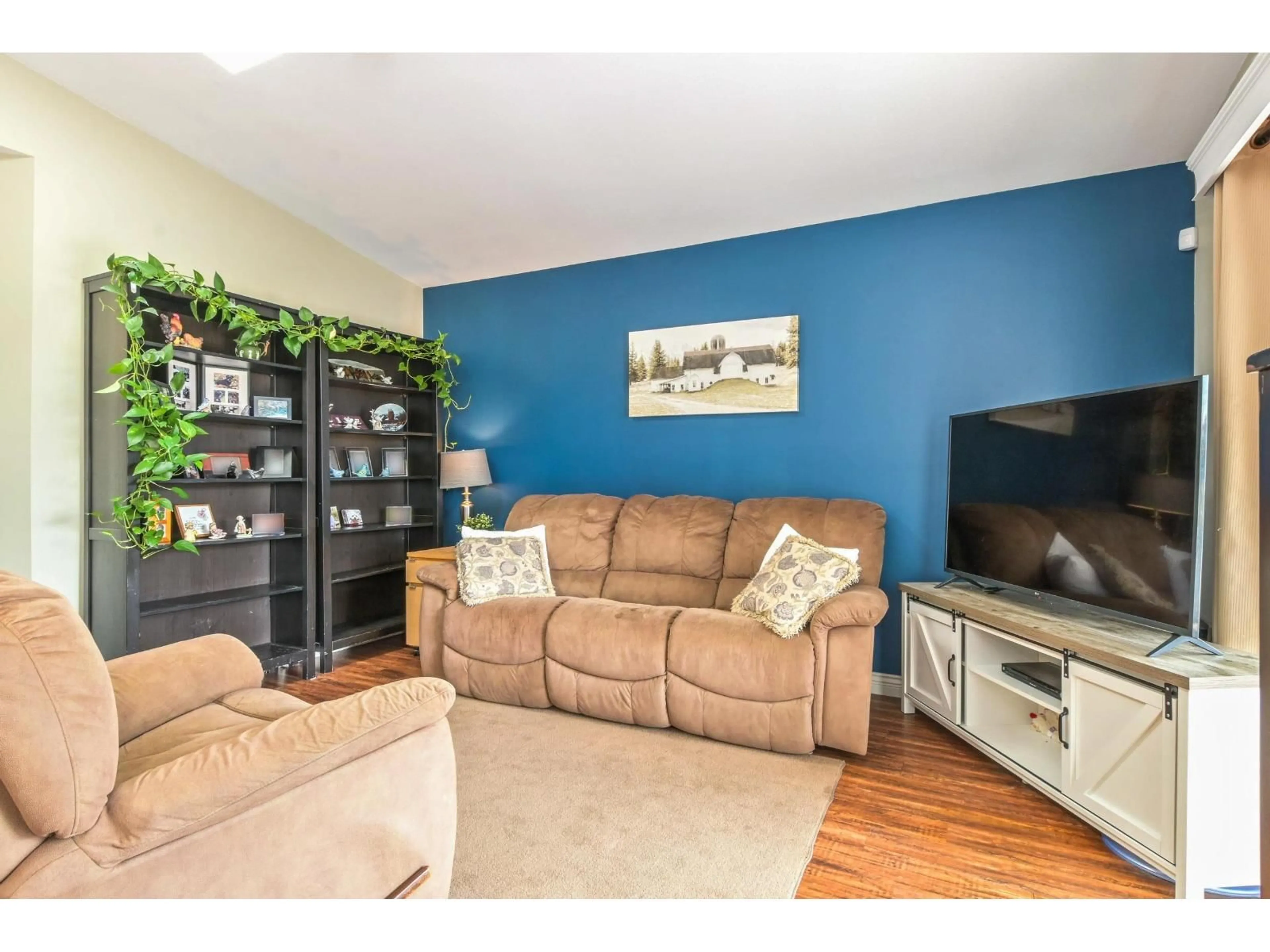Living room with furniture, wood/laminate floor for 83A - 45918 KNIGHT ROAD, Chilliwack British Columbia V2R3X4