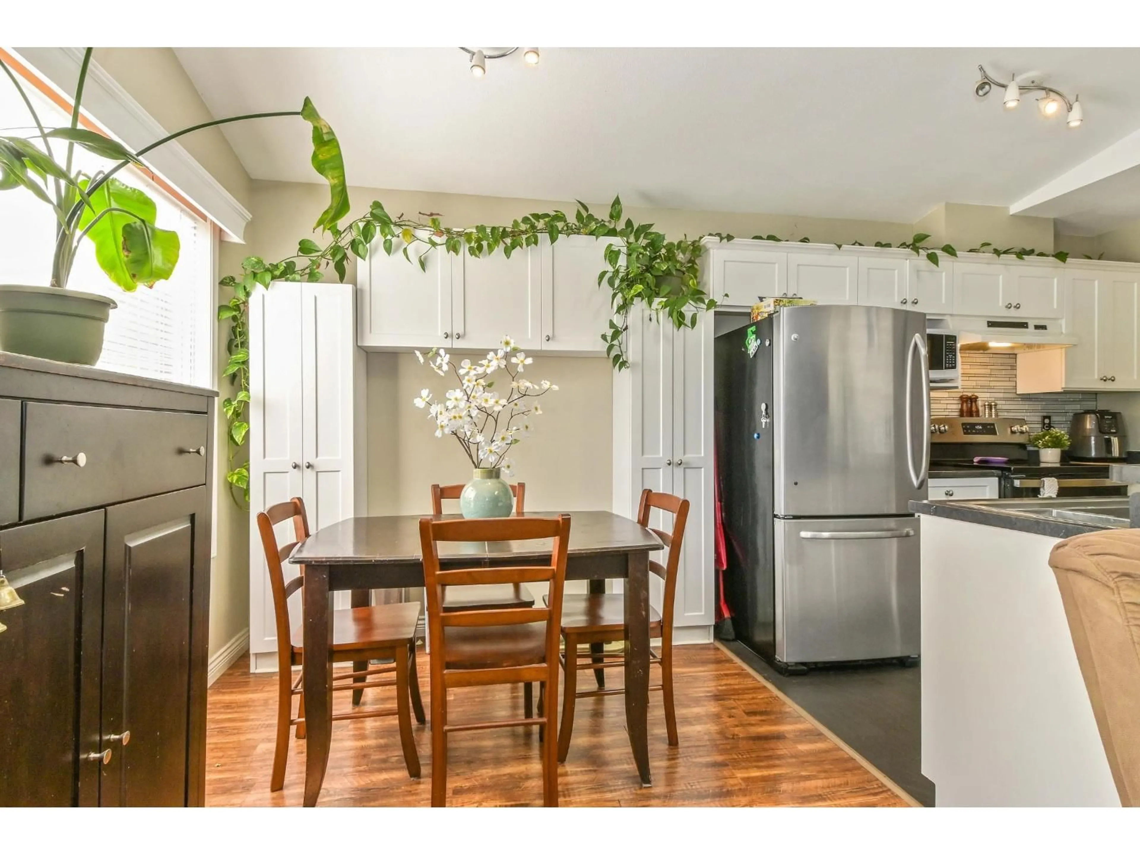 Open concept kitchen, wood/laminate floor for 83A - 45918 KNIGHT ROAD, Chilliwack British Columbia V2R3X4