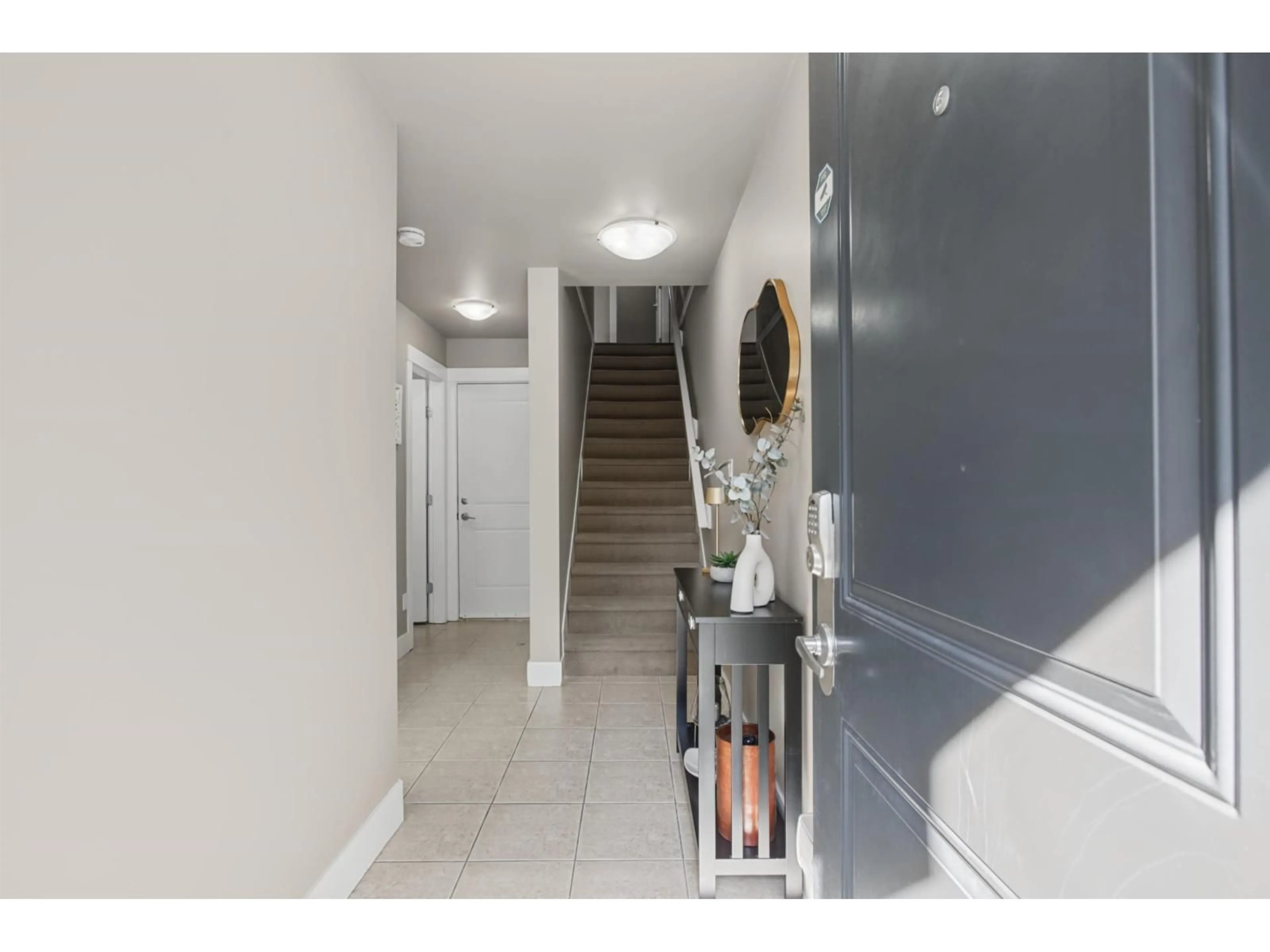 Indoor foyer for 16 - 8418 163 STREET, Surrey British Columbia V4N6K8