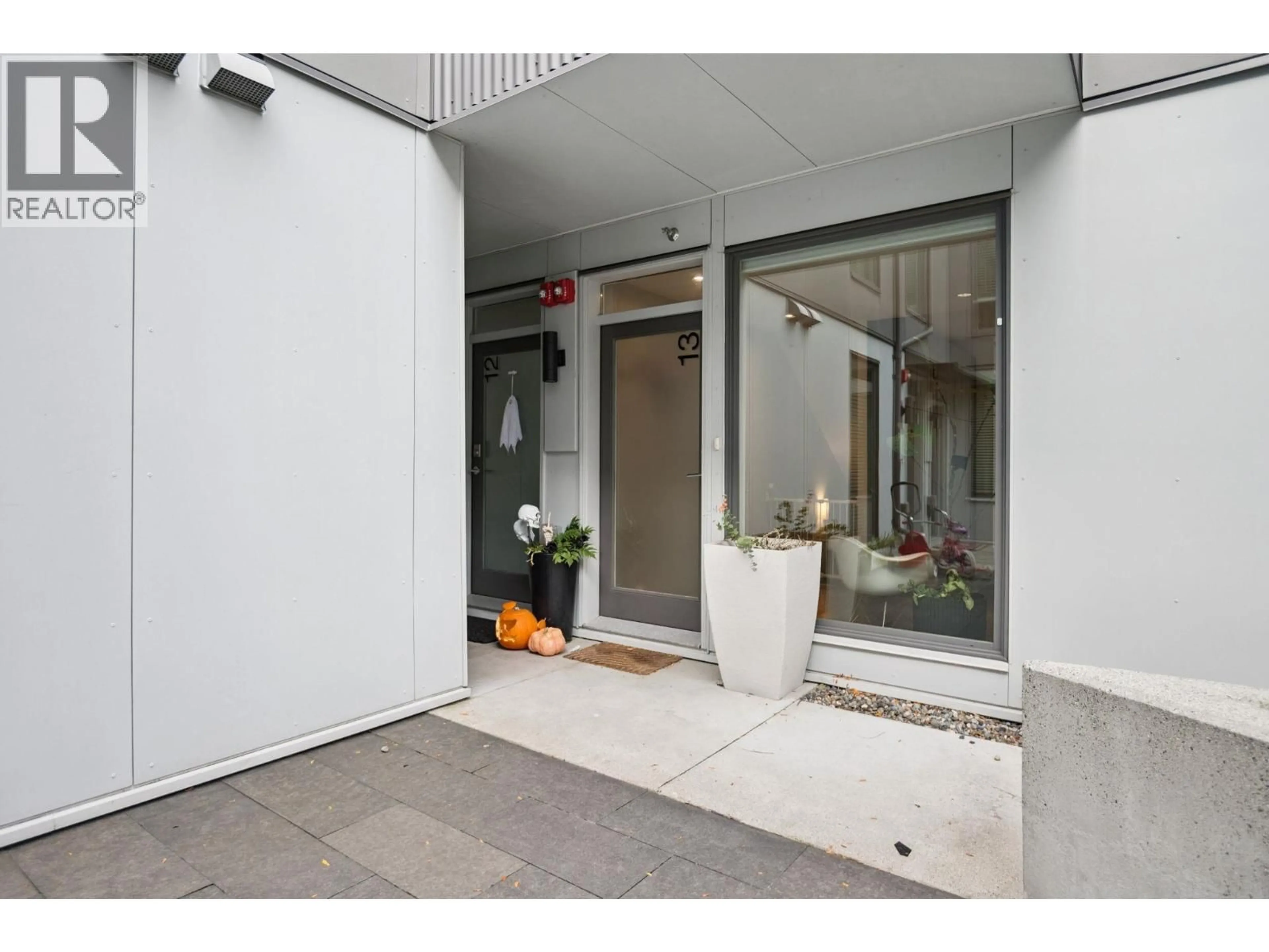Indoor foyer for 13 - 531 E 16TH AVENUE, Vancouver British Columbia V5T2V1