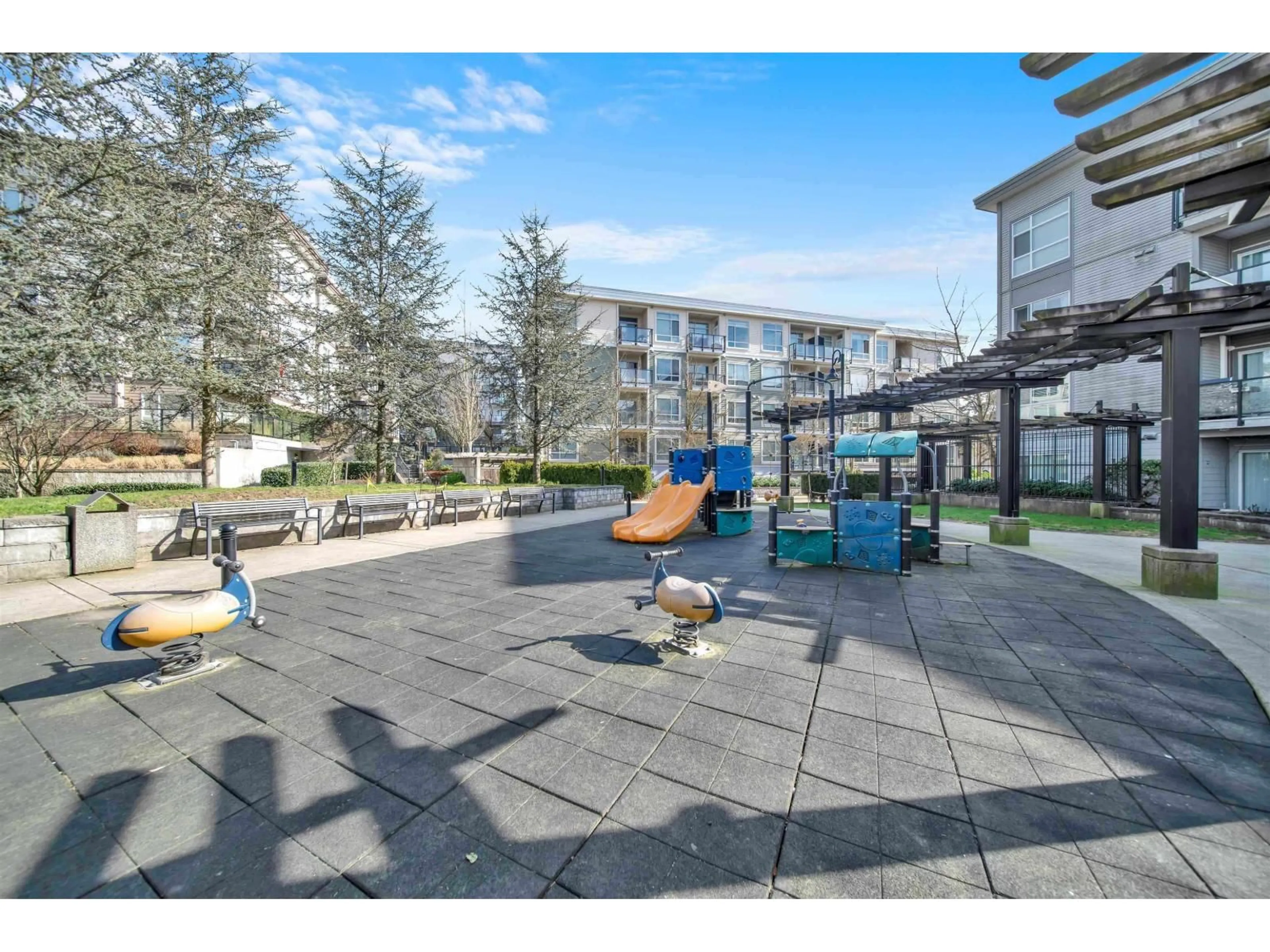 Patio, mountain view for 437 - 13733 107A AVENUE, Surrey British Columbia V3T0B7
