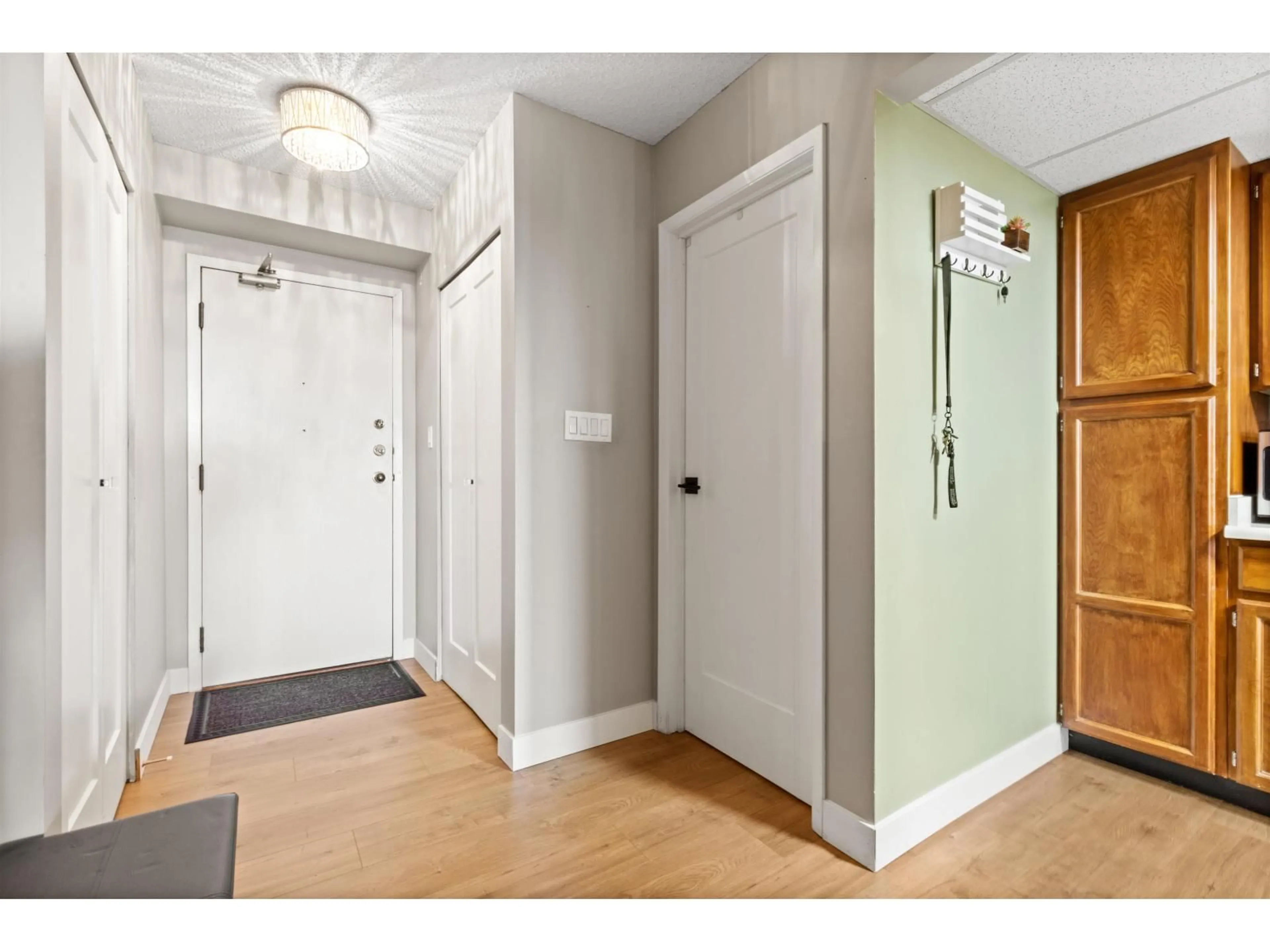 Indoor entryway for 603 - 11881 88 AVENUE, Delta British Columbia V4C8A2