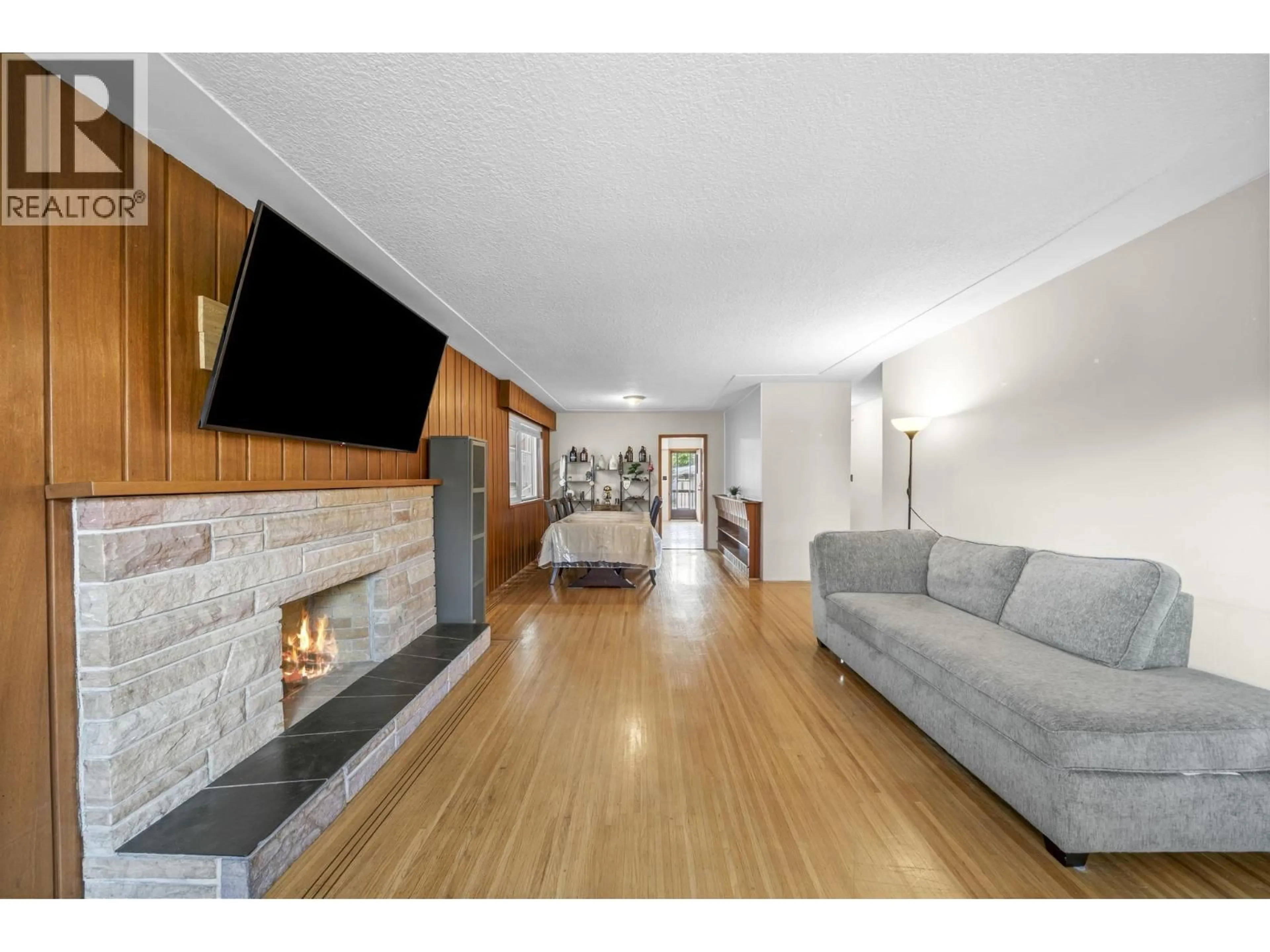 Living room with furniture, wood/laminate floor for 2634 PARKER STREET, Vancouver British Columbia V5K2T4