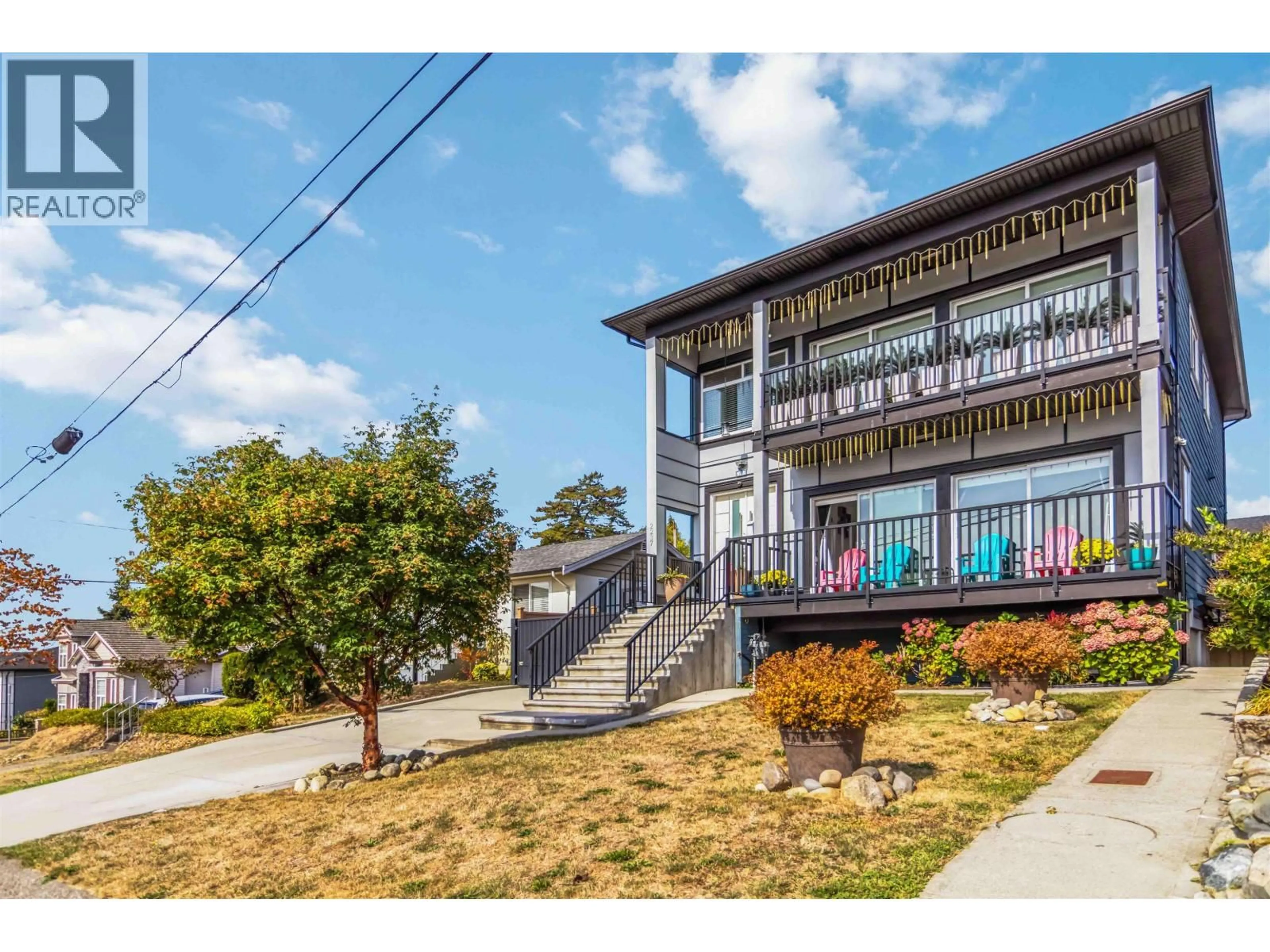 A pic from outside/outdoor area/front of a property/back of a property/a pic from drone, unknown for 2237 DUBLIN STREET, New Westminster British Columbia V3M3B2
