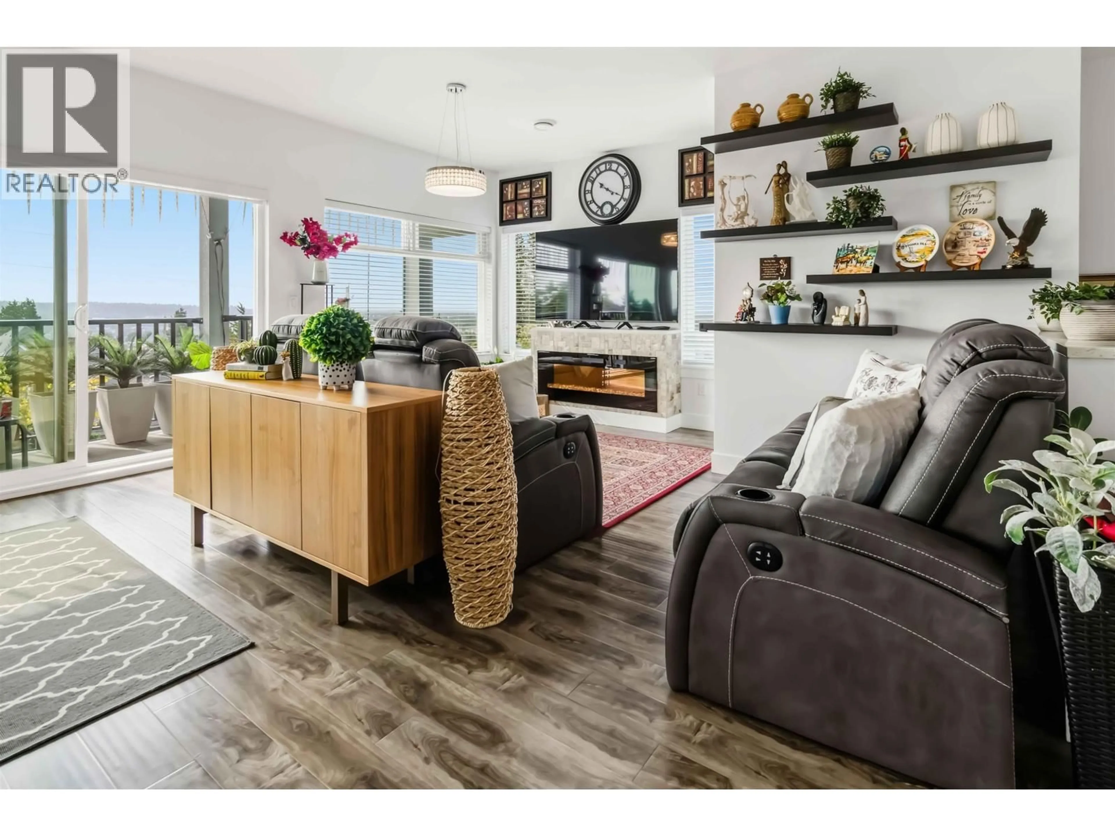 Living room with furniture, wood/laminate floor for 2237 DUBLIN STREET, New Westminster British Columbia V3M3B2