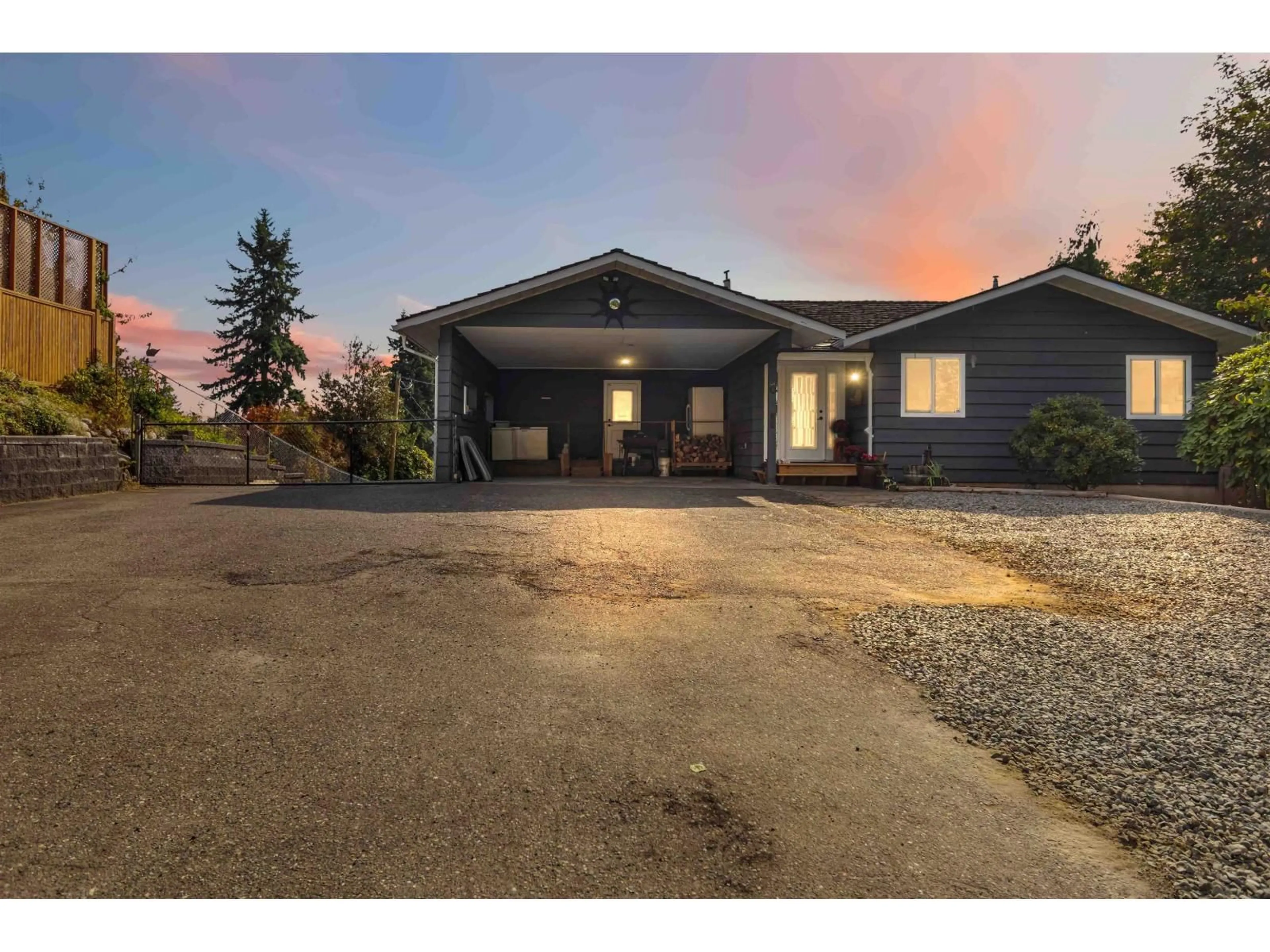 A pic from outside/outdoor area/front of a property/back of a property/a pic from drone, street for 33017 14TH AVENUE, Mission British Columbia V2V2P3