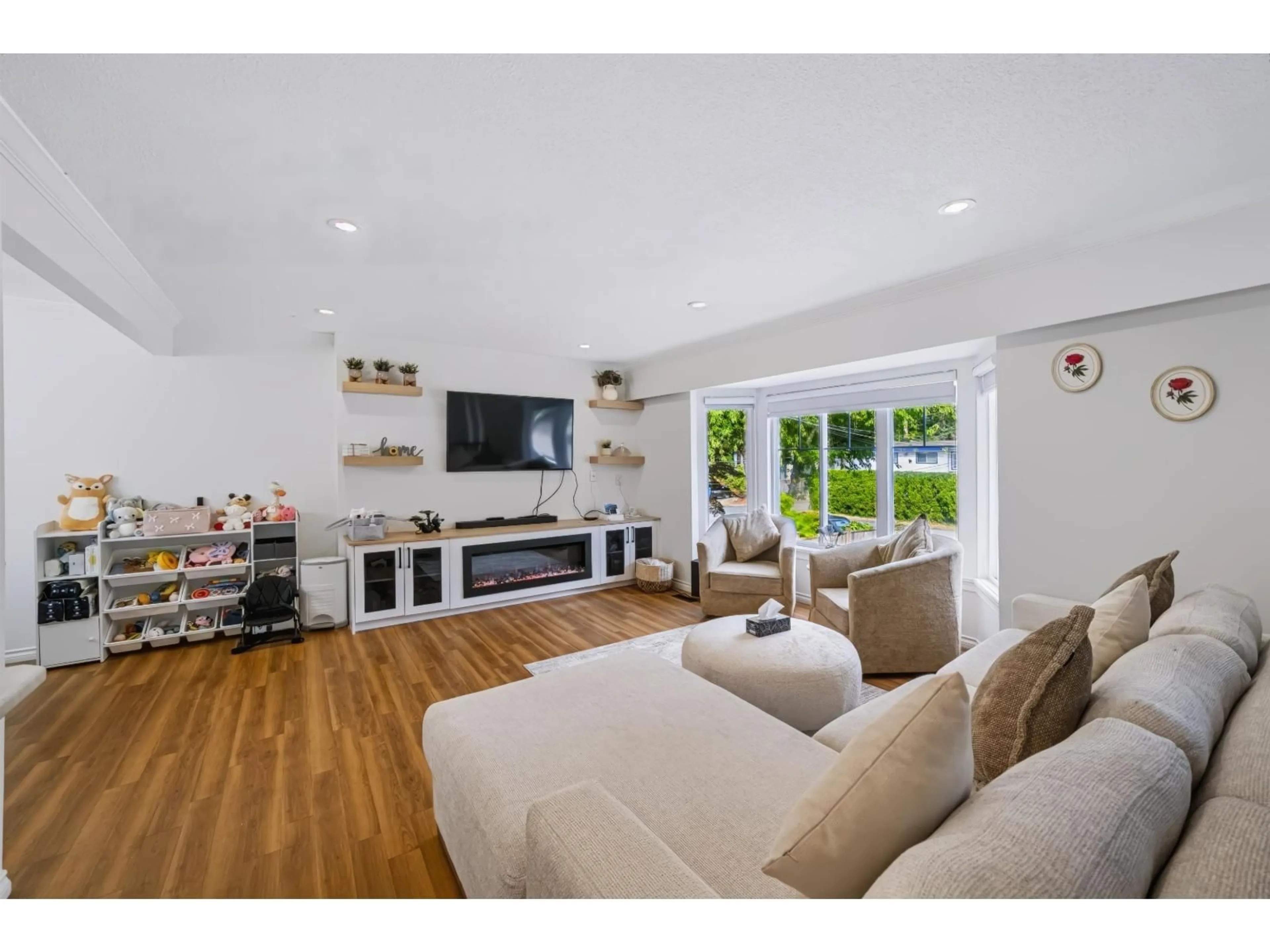 Living room with furniture, unknown for 20046 37A AVENUE, Langley British Columbia V3A6K4