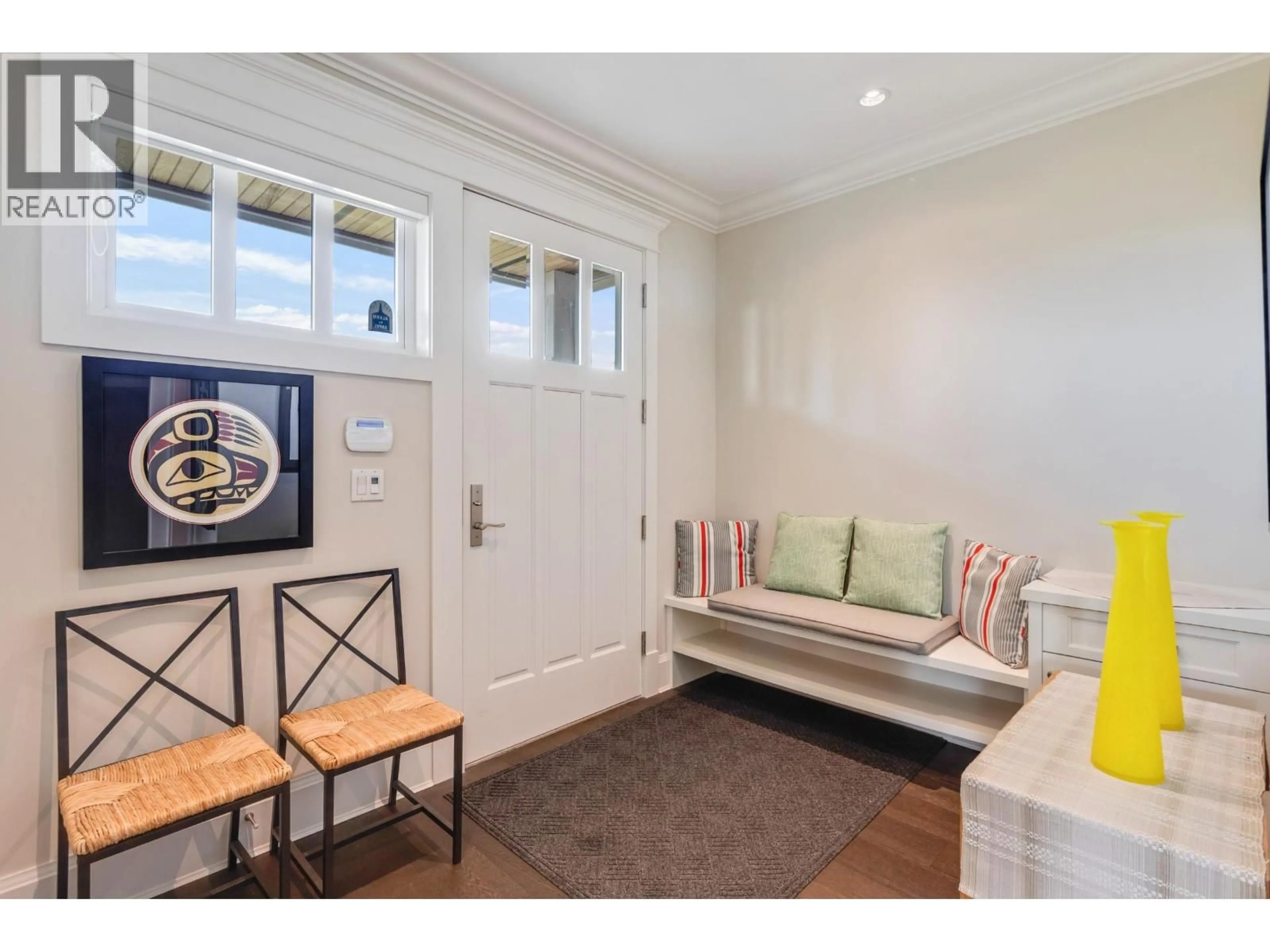 Indoor entryway for 2228 MAHON AVENUE, North Vancouver British Columbia V7M2T9