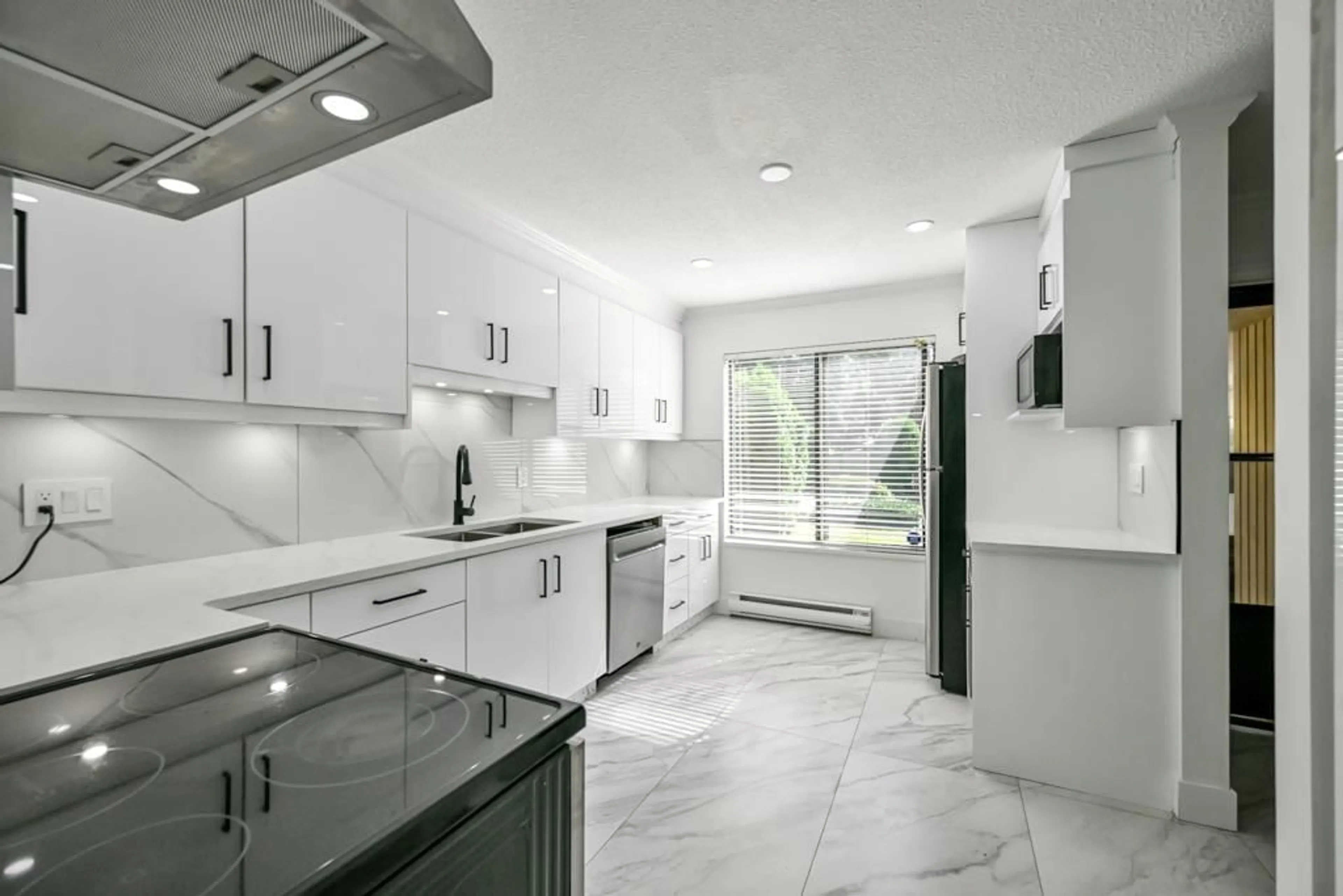 Contemporary kitchen, ceramic/tile floor for 2 - 2998 MOUAT DRIVE, Abbotsford British Columbia V2T4E6
