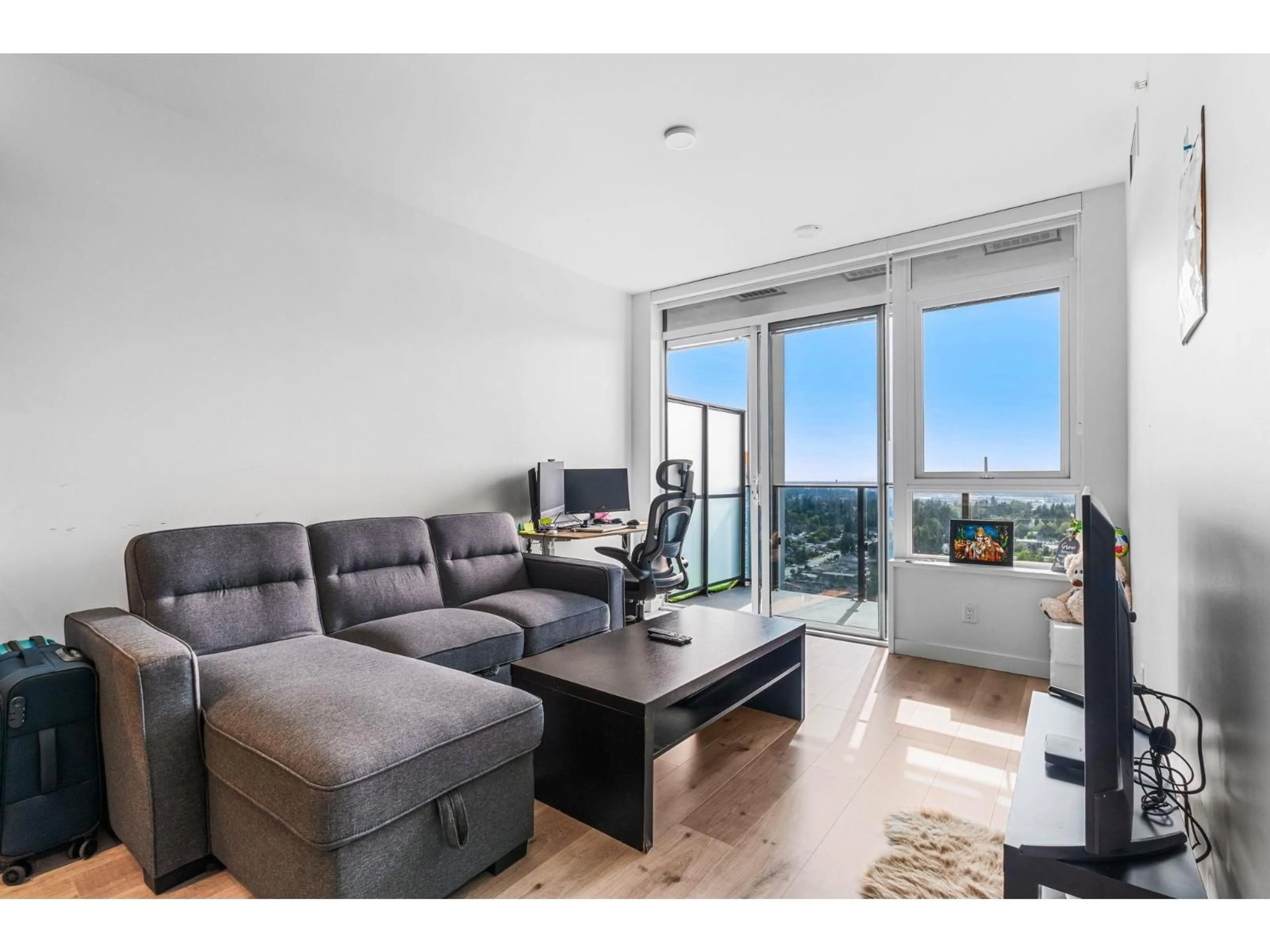 Living room with furniture, wood/laminate floor for 3012 - 10448 UNIVERSITY DRIVE, Surrey British Columbia V3T0S7