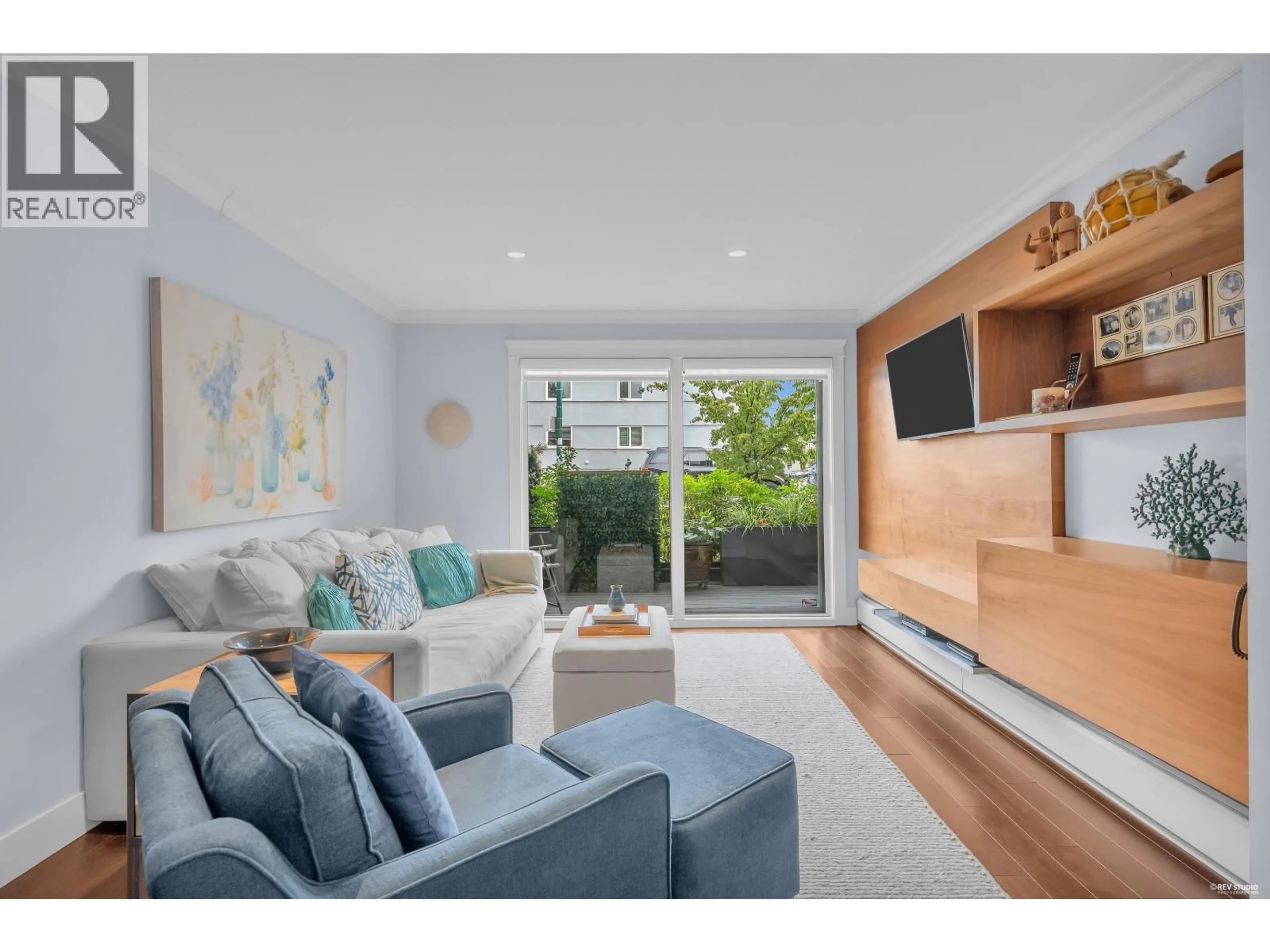 Living room with furniture, wood/laminate floor for 111 - 2040 CORNWALL AVENUE, Vancouver British Columbia V6J1E1