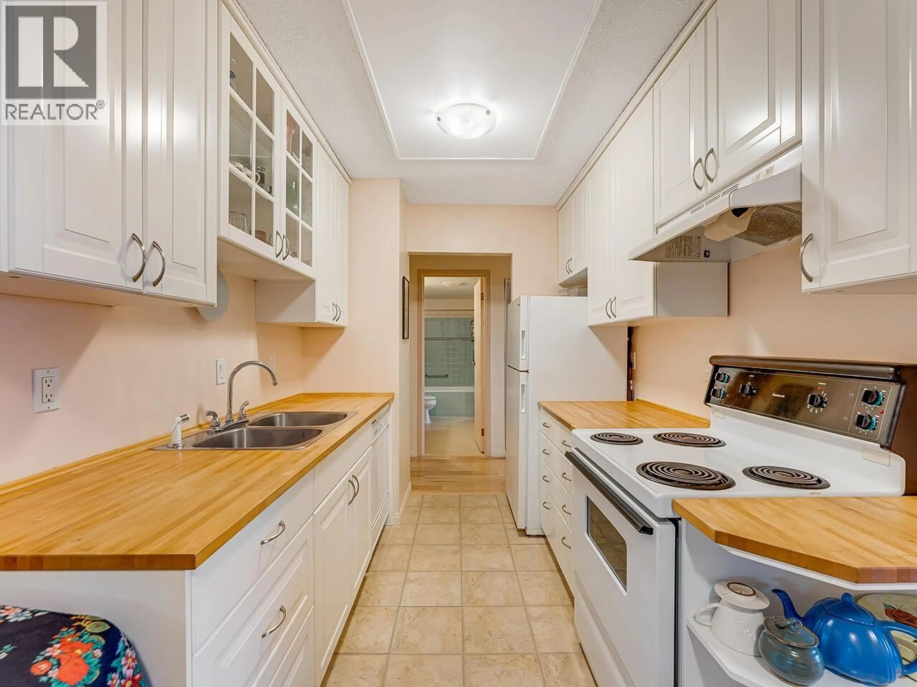 Standard kitchen, unknown for 307 - 5340 HASTINGS STREET, Burnaby British Columbia V5B1R1