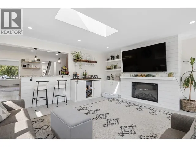 5245 MAPLE CRESCENT, Delta 4