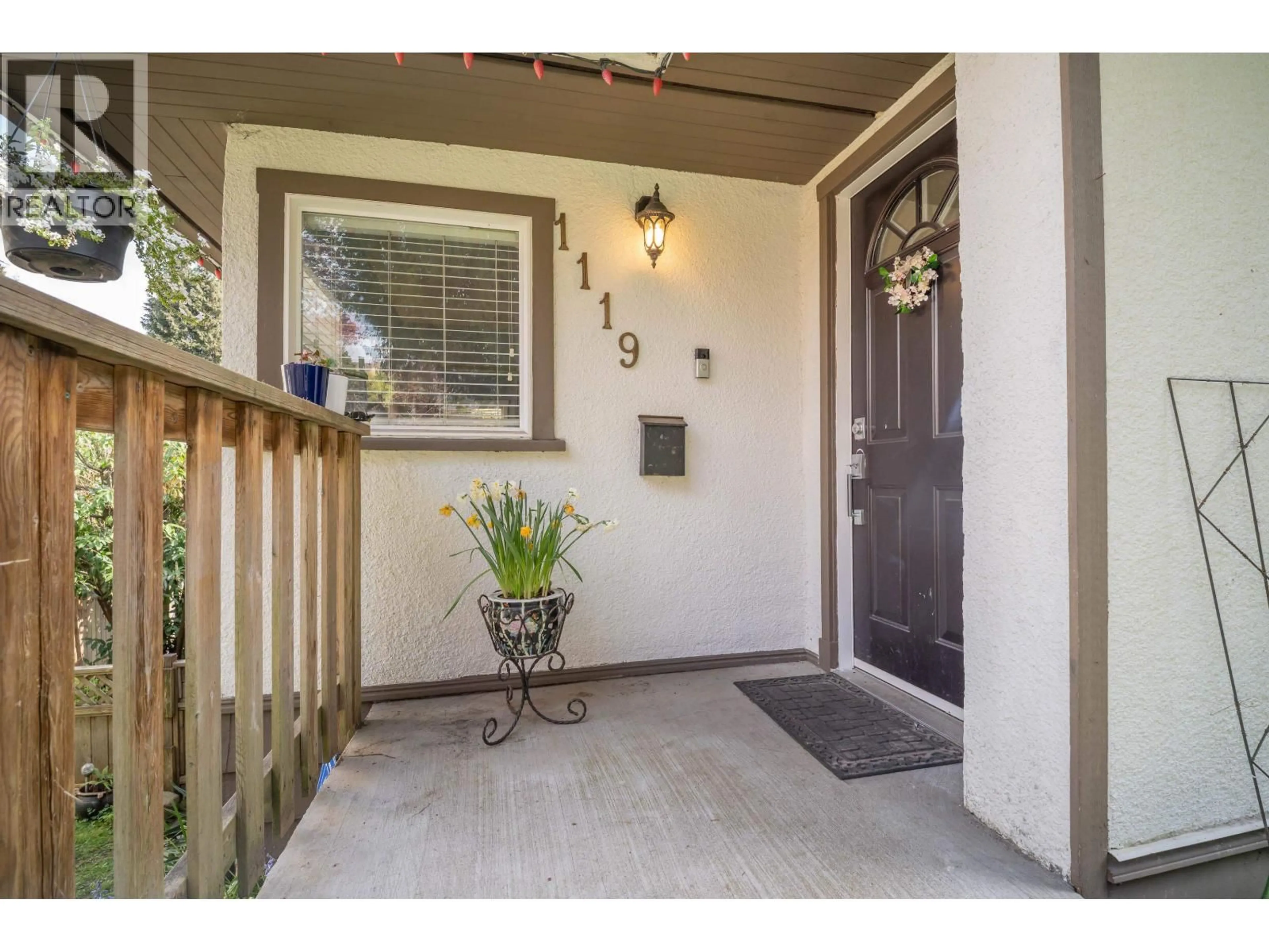 Indoor entryway for 1119 CLOVERLEY STREET, North Vancouver British Columbia V7L1N7