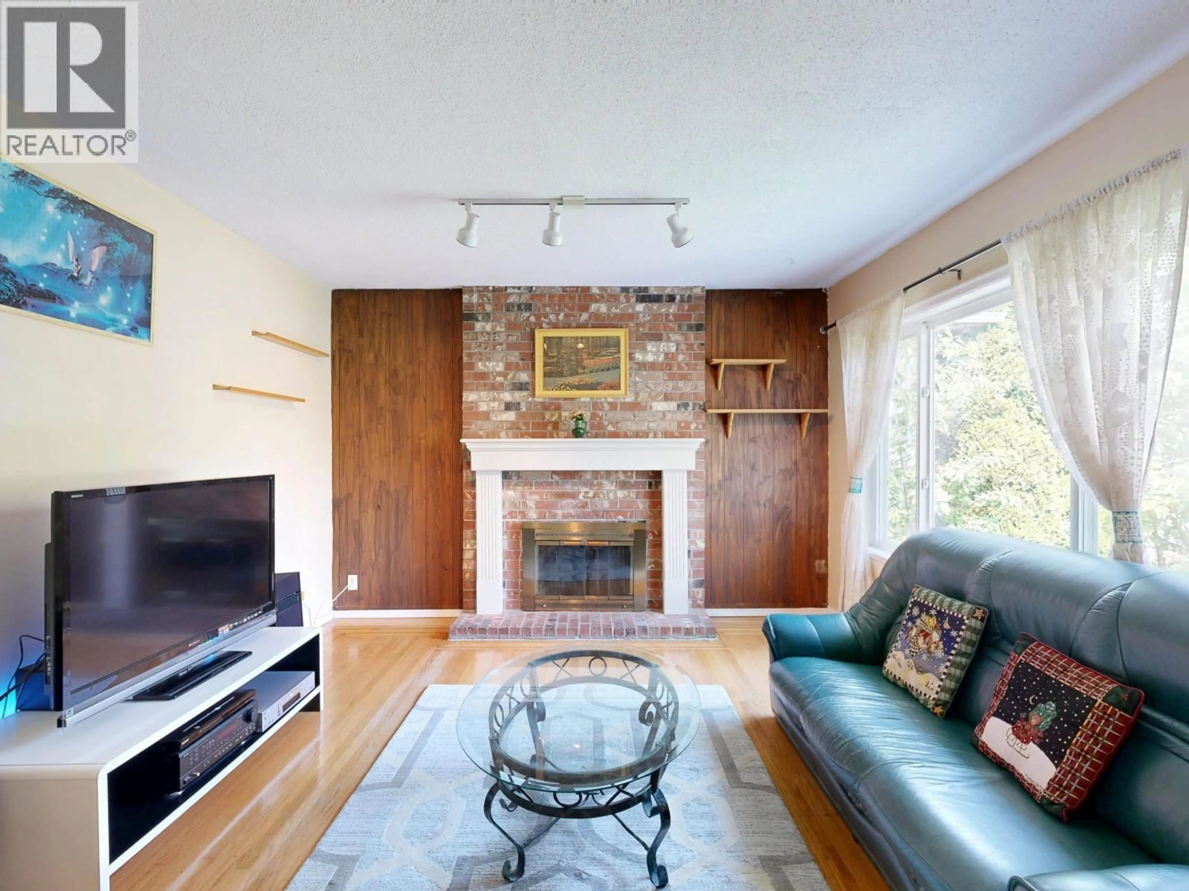 Living room with furniture, wood/laminate floor for 3157 PENTICTON STREET, Vancouver British Columbia V5M3C6