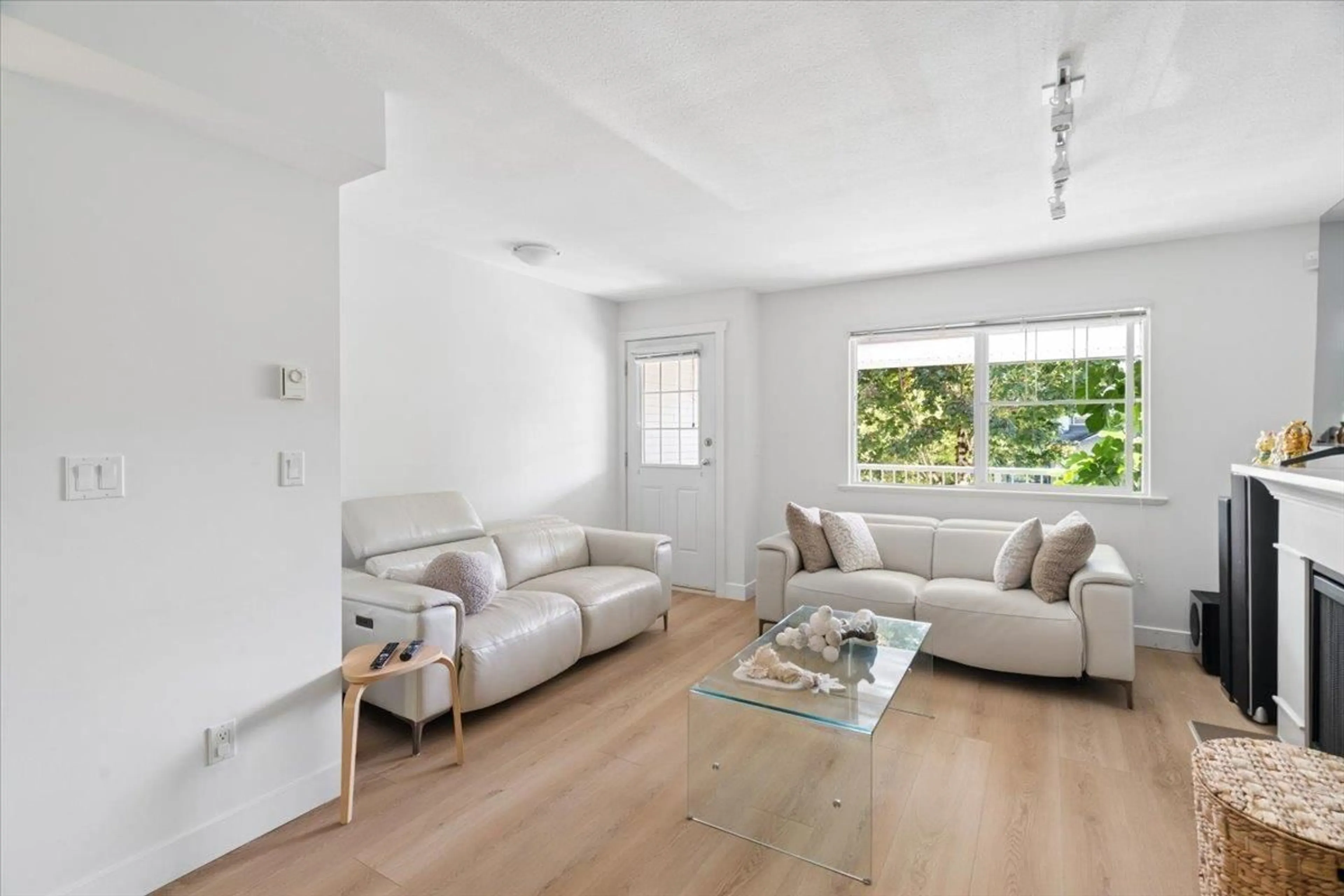 Living room with furniture, unknown for 9 - 6555 192A STREET, Surrey British Columbia V4N0A2