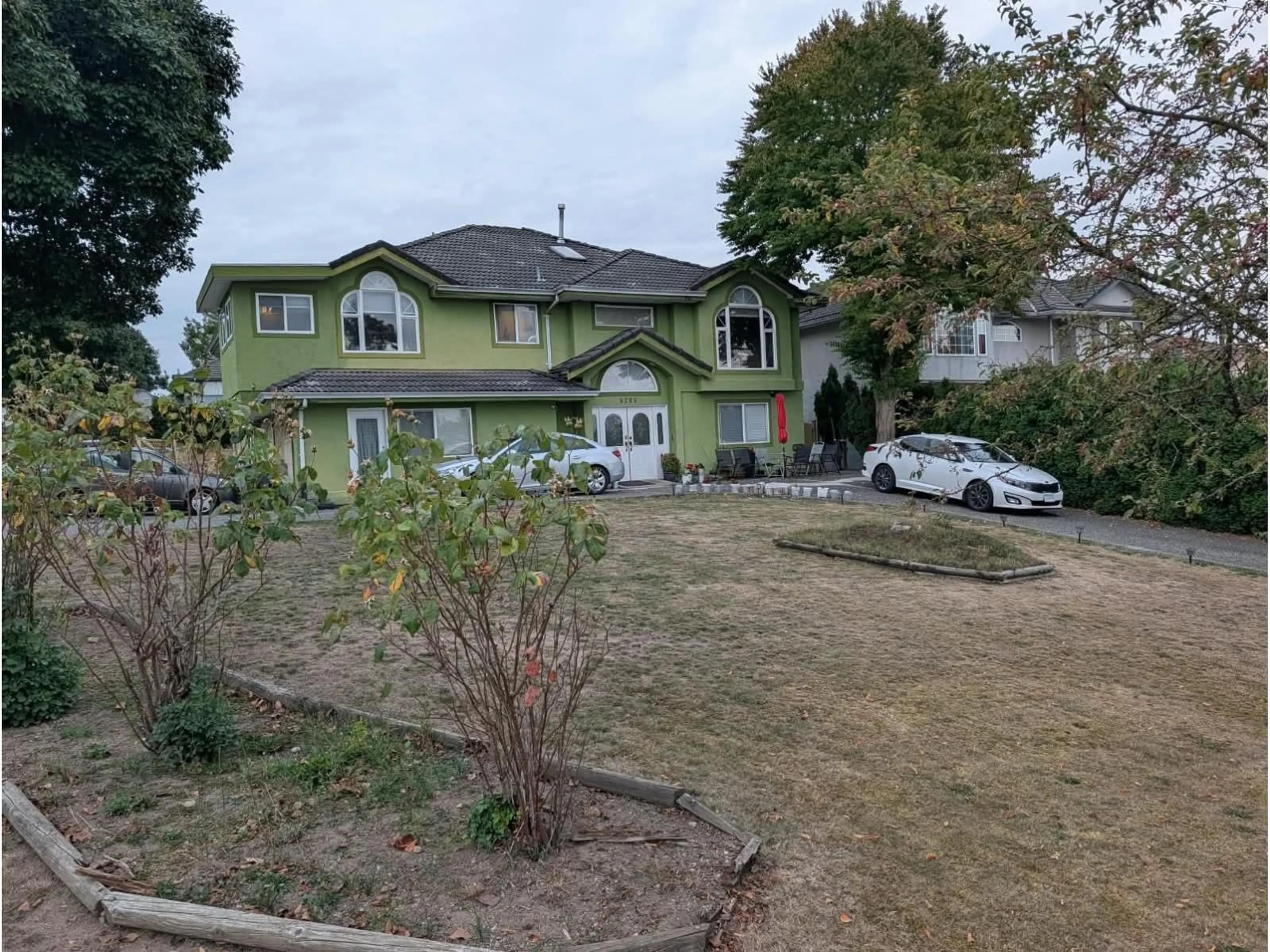 A pic from outside/outdoor area/front of a property/back of a property/a pic from drone, street for 8298 150A STREET, Surrey British Columbia V3S8H9