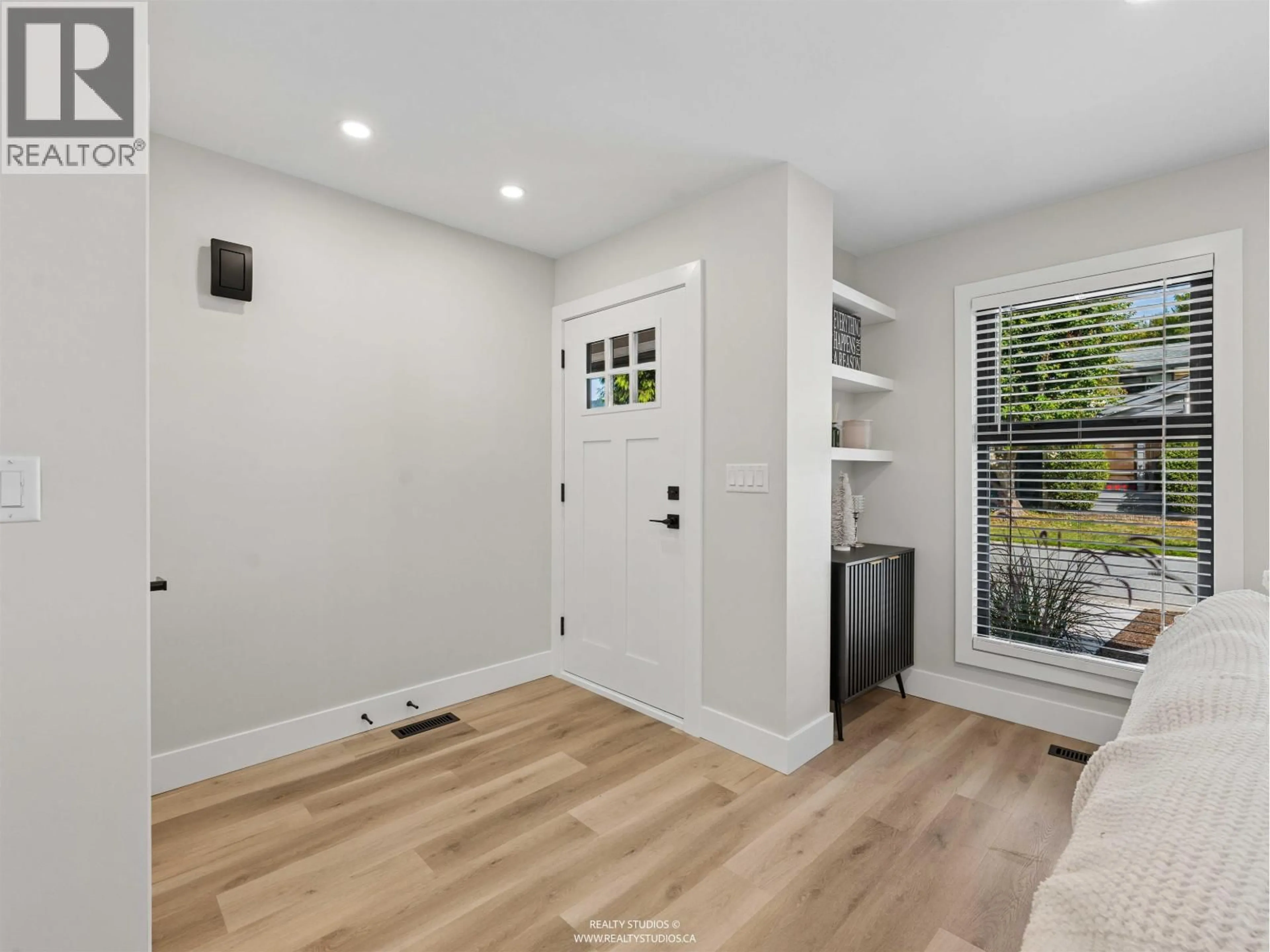 Indoor entryway for 1895 BOW DRIVE, Coquitlam British Columbia V3E1P7