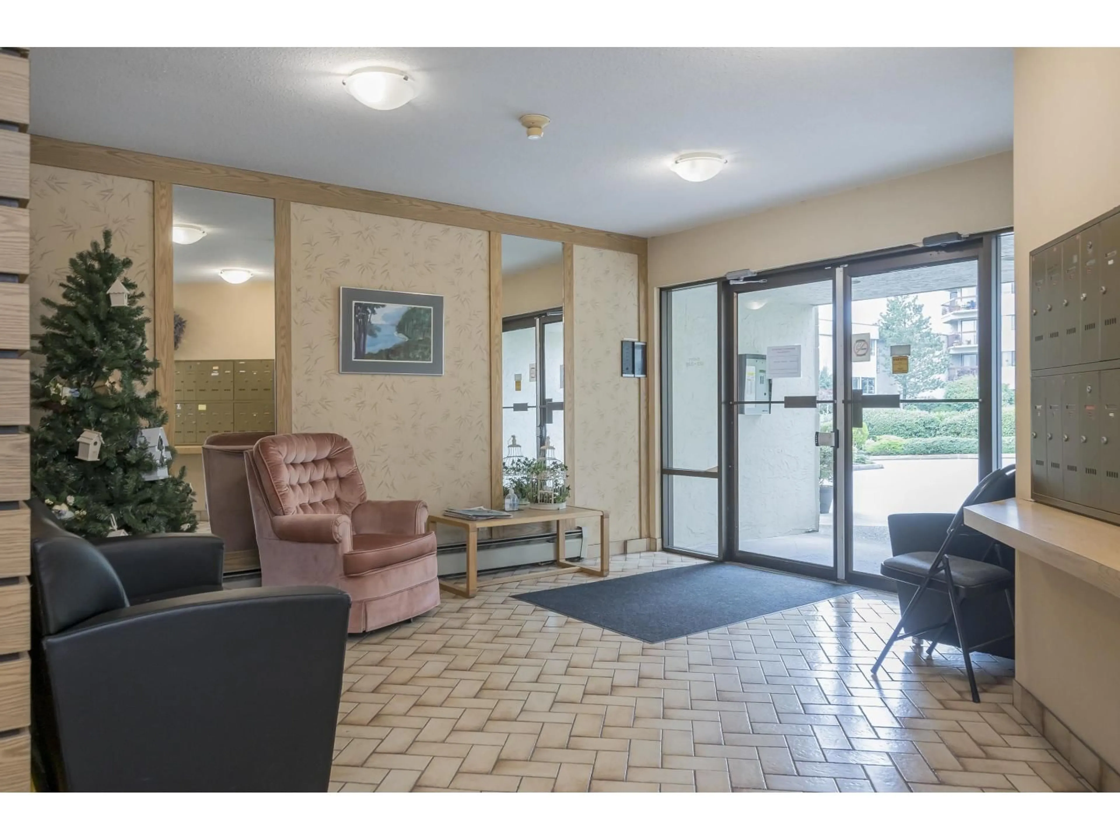 Indoor foyer for 230 - 31955 OLD YALE ROAD, Abbotsford British Columbia V2T4N1