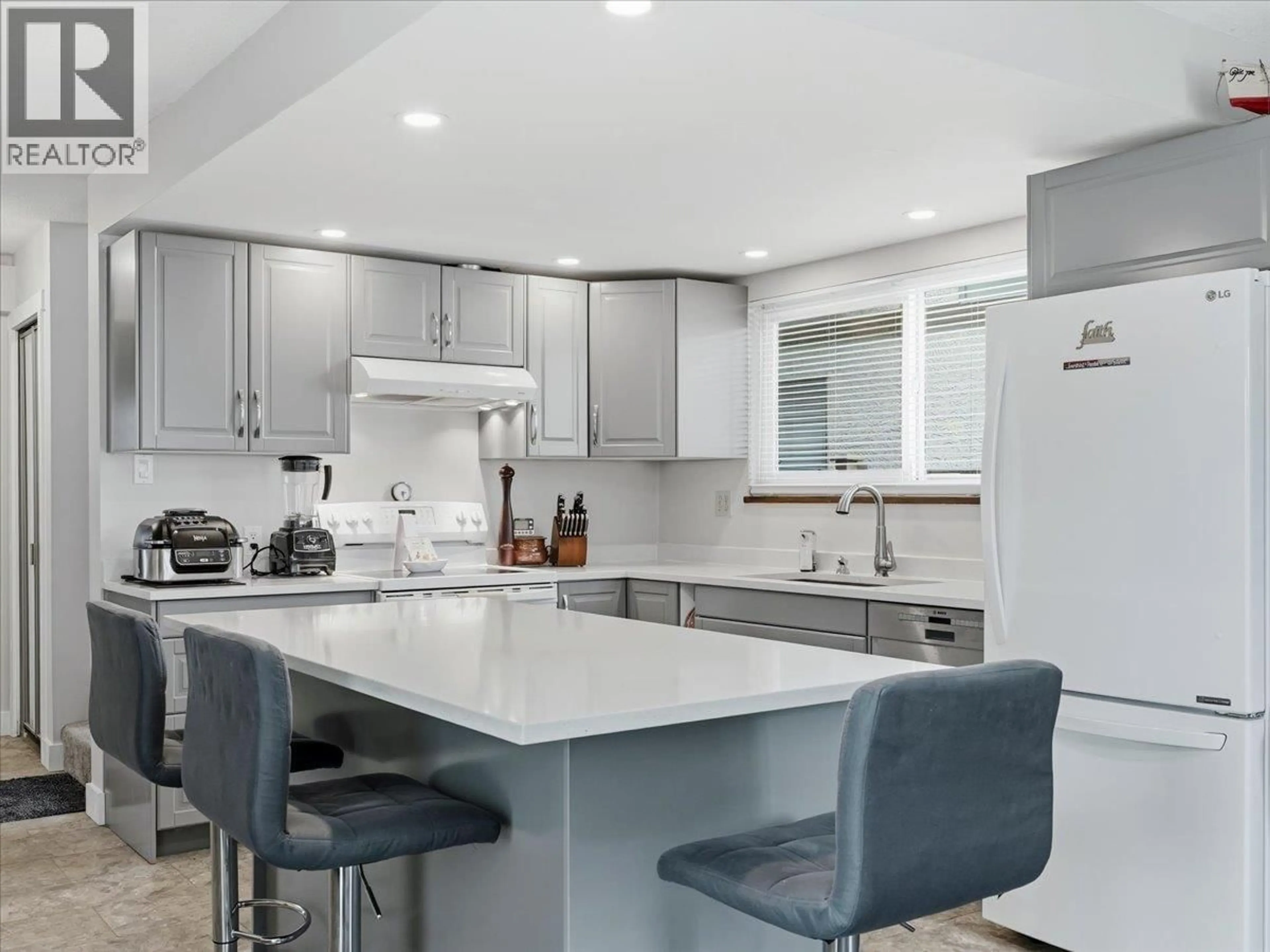 Open concept kitchen, ceramic/tile floor for 4628 HERMITAGE DRIVE, Richmond British Columbia V7E4N4