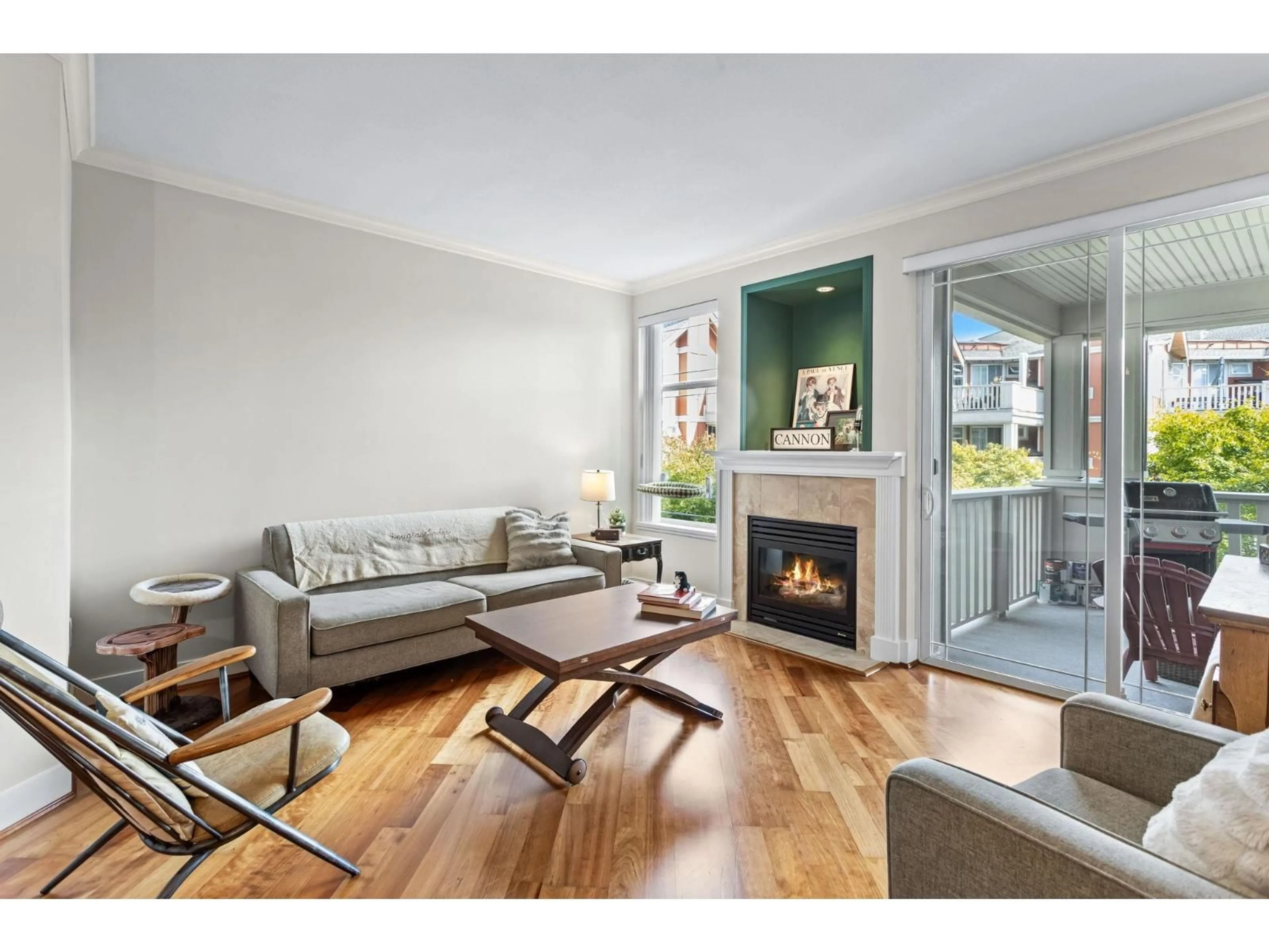 Living room with furniture, unknown for 307 - 15350 16A AVENUE AVENUE, Surrey British Columbia V4A1S9