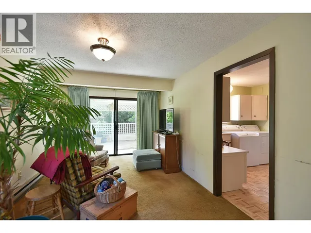 5749 SURF CIRCLE, Sechelt 4