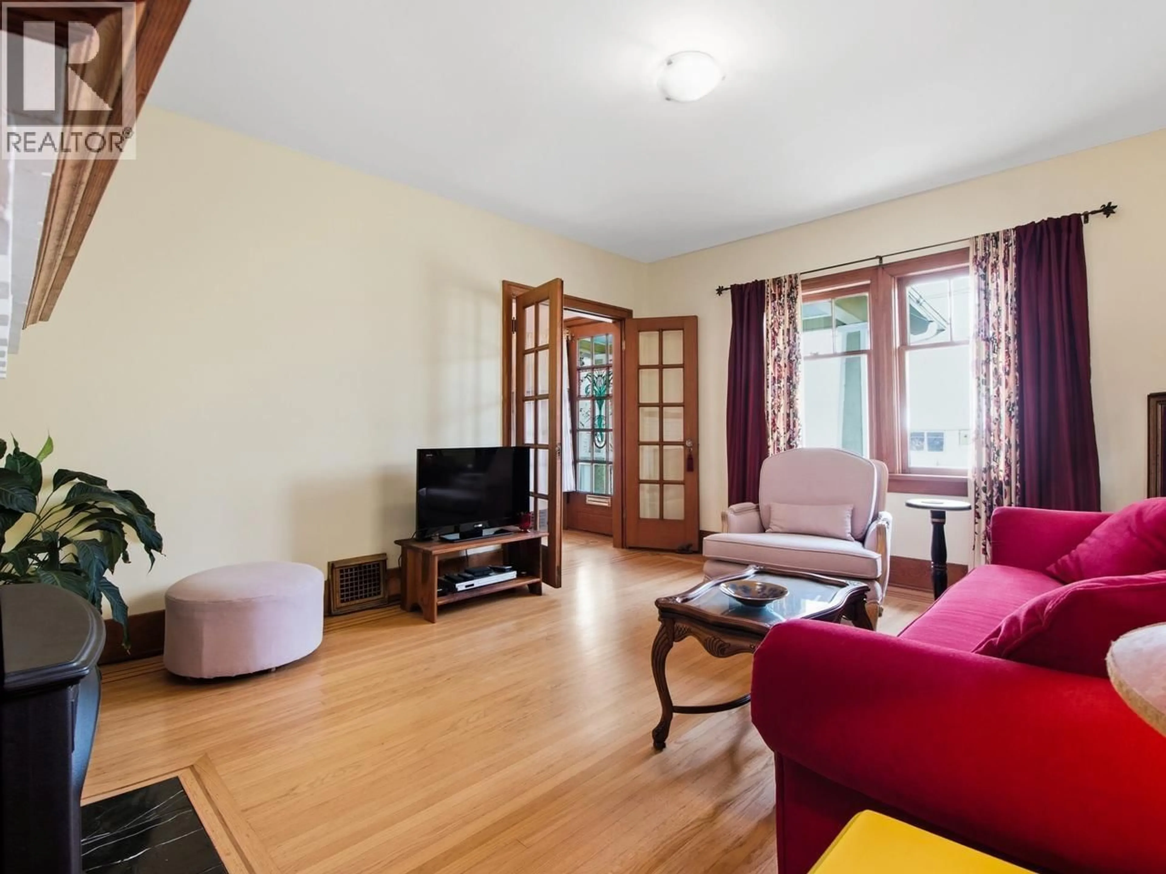 Living room with furniture, wood/laminate floor for 2076 TURNER STREET, Vancouver British Columbia V5L2A3