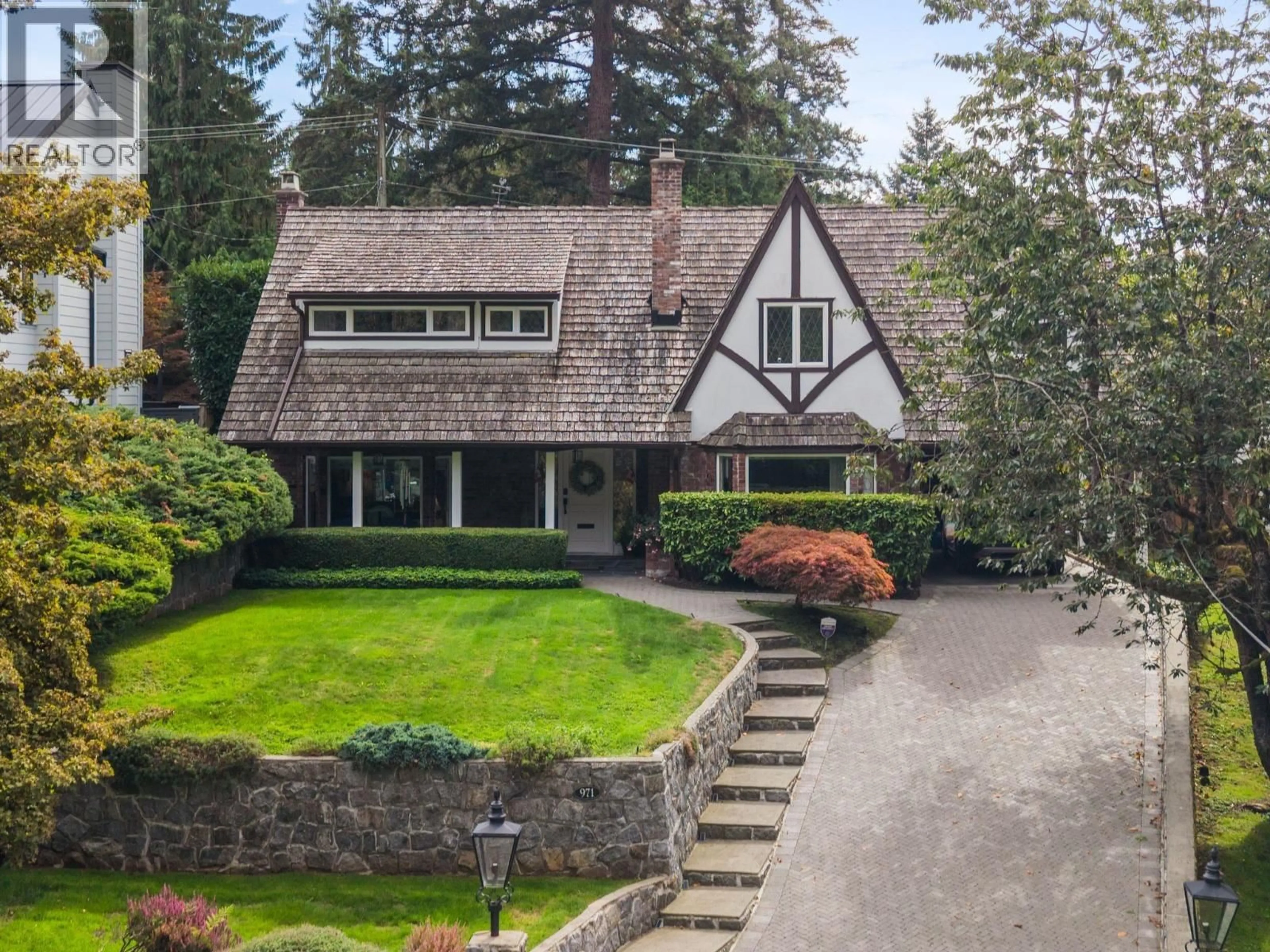 A pic from outside/outdoor area/front of a property/back of a property/a pic from drone, street for 971 CANYON BOULEVARD, North Vancouver British Columbia V7R2K2