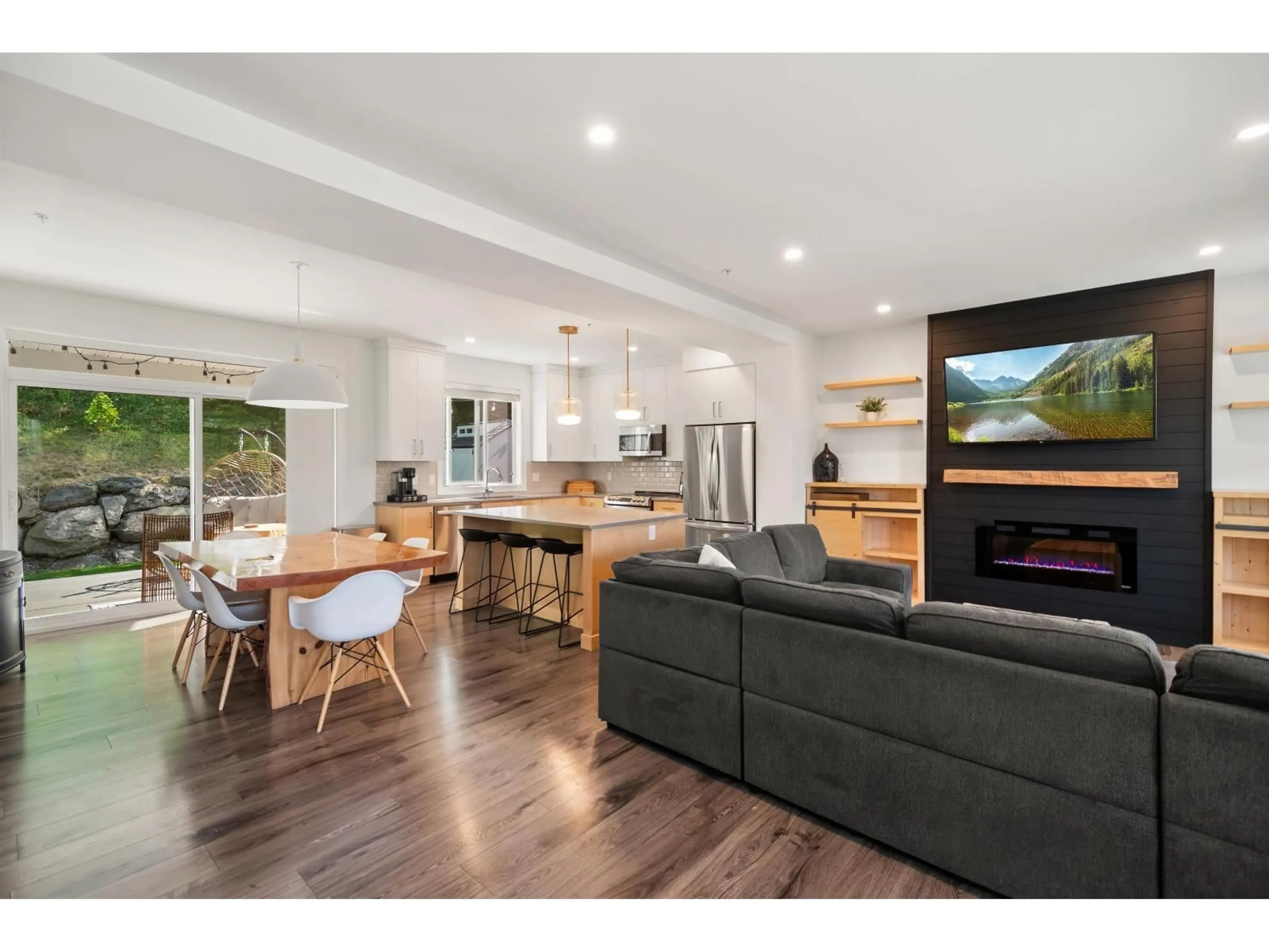 Open concept kitchen, wood/laminate floor for 1 - 6262 REXFORD DRIVE, Chilliwack British Columbia V2R6B4