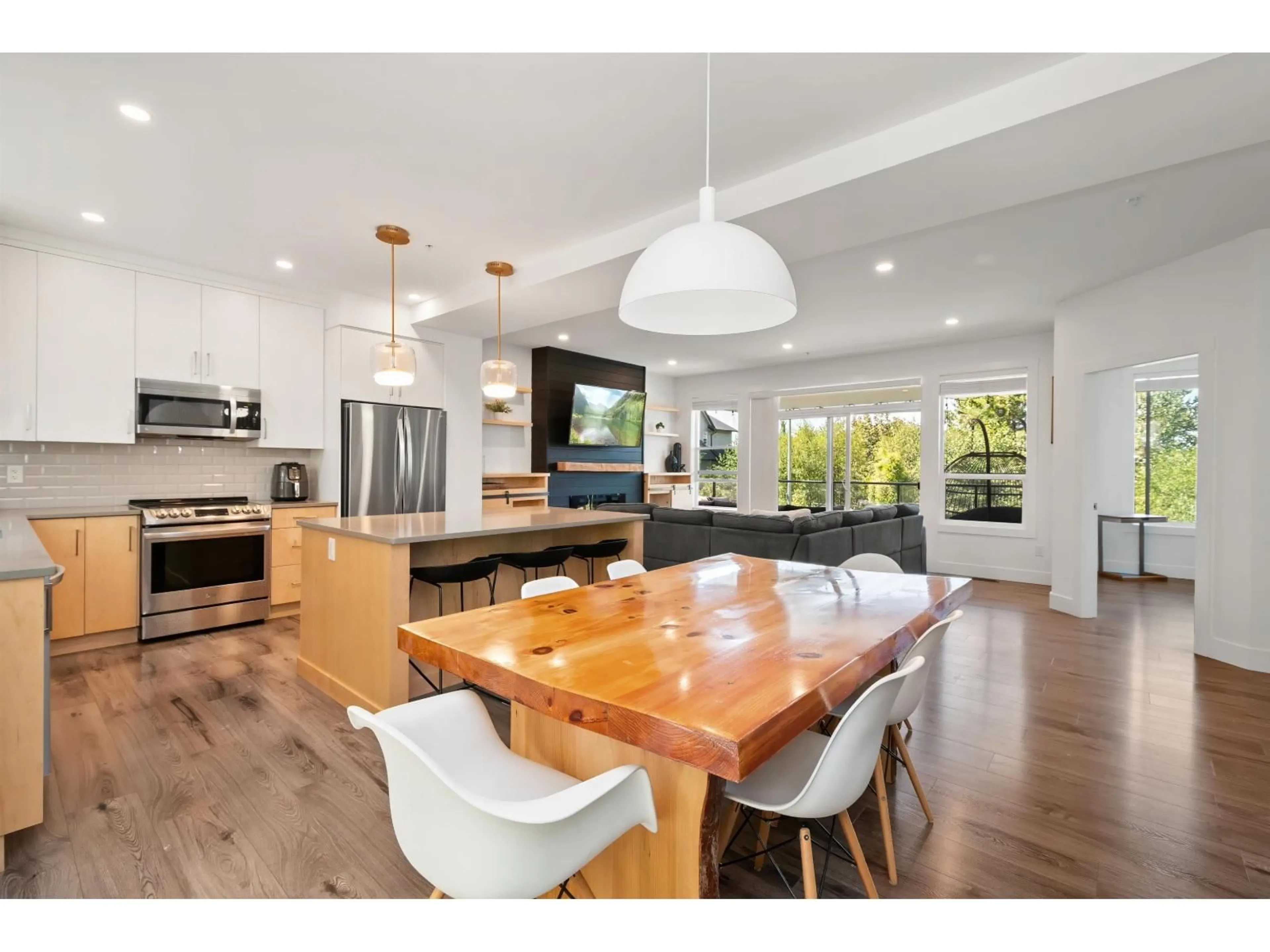 Open concept kitchen, wood/laminate floor for 1 - 6262 REXFORD DRIVE, Chilliwack British Columbia V2R6B4