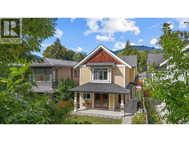 318 18TH STREET, North Vancouver 3