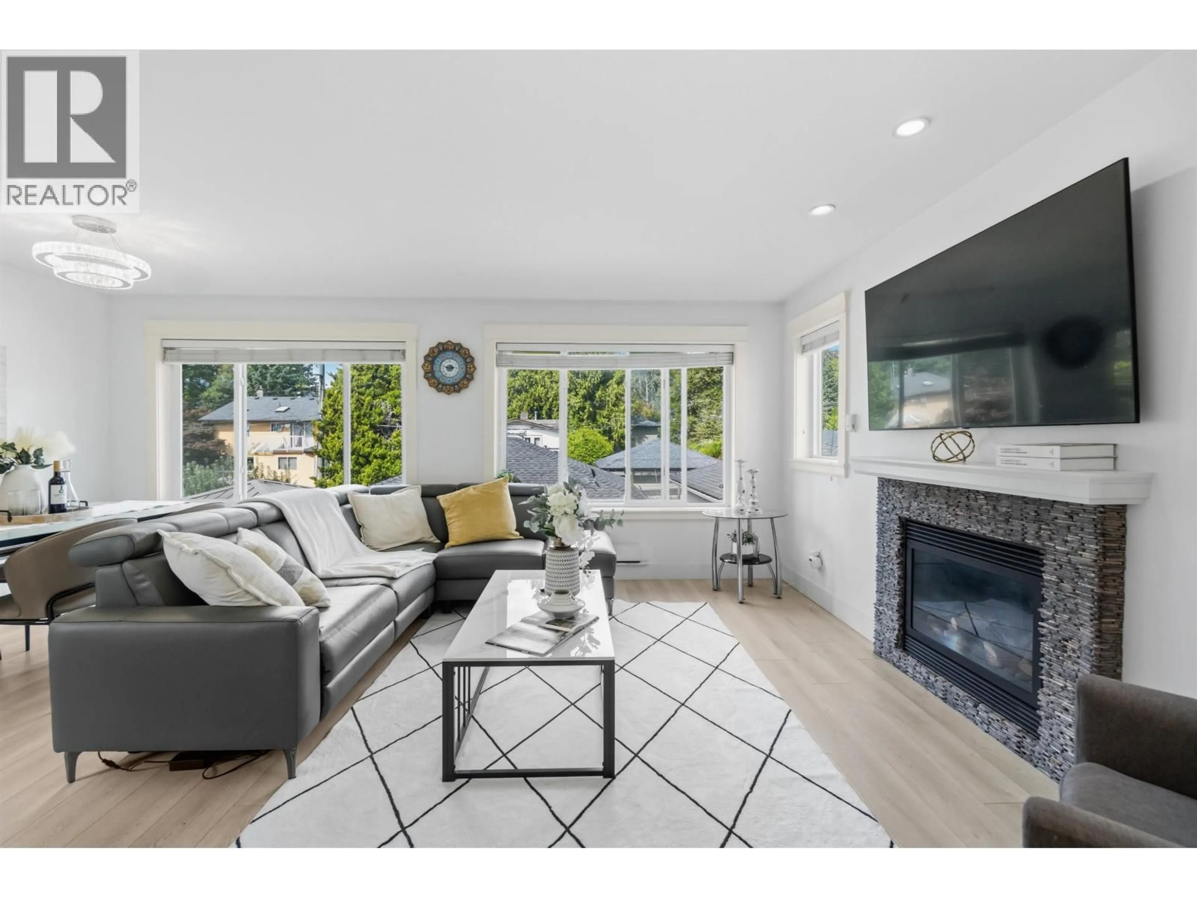 Living room with furniture, unknown for 318 18TH STREET, North Vancouver British Columbia V7M1W9