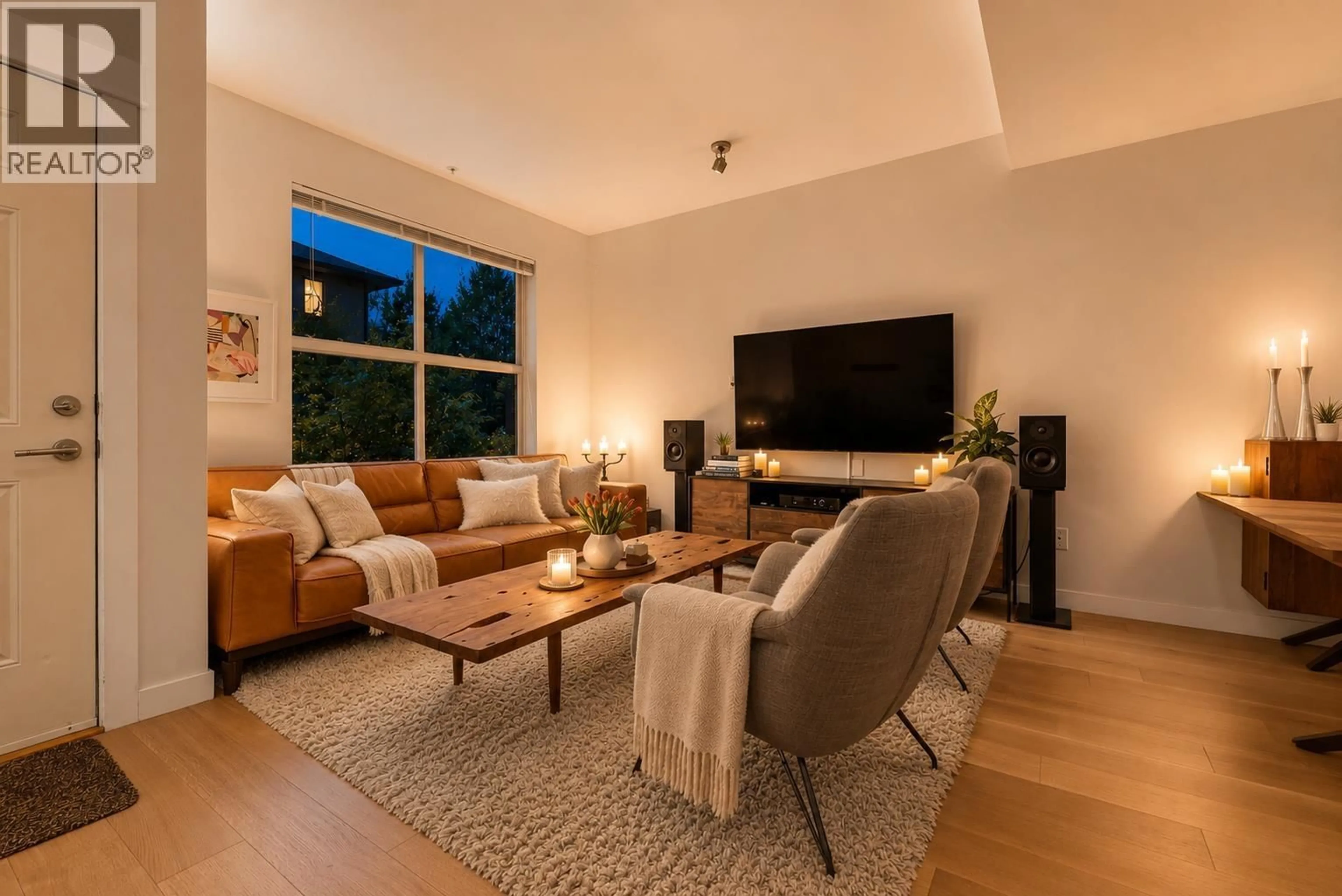 Living room with furniture, unknown for 3 - 307 15TH STREET, North Vancouver British Columbia V7L2R6