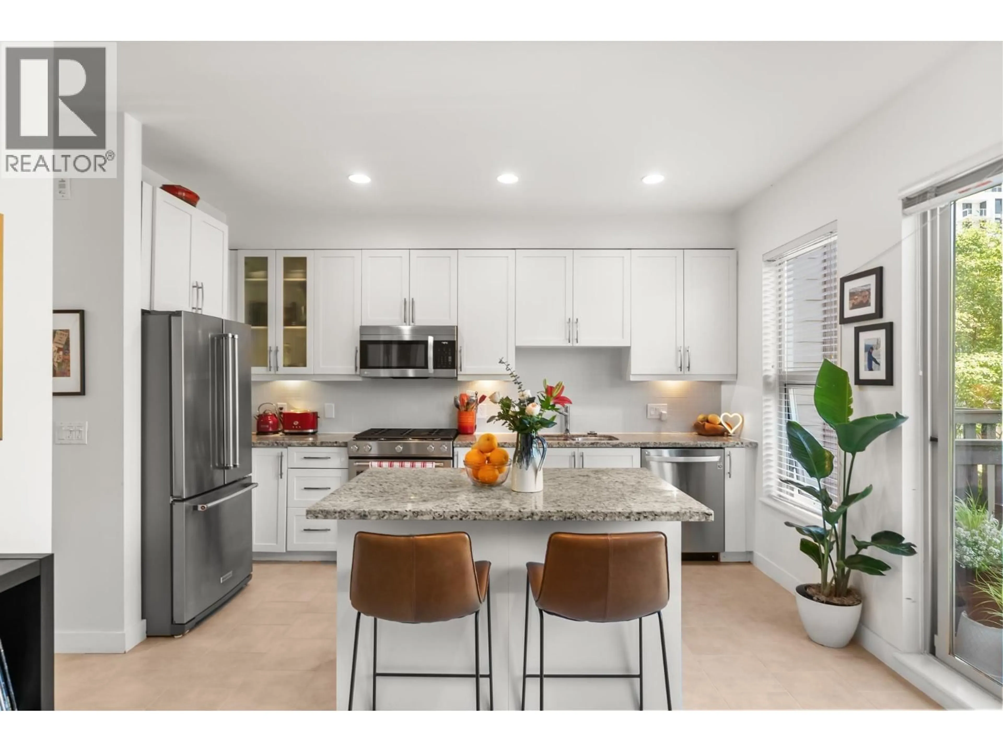 Open concept kitchen, ceramic/tile floor for 3 - 307 15TH STREET, North Vancouver British Columbia V7L2R6