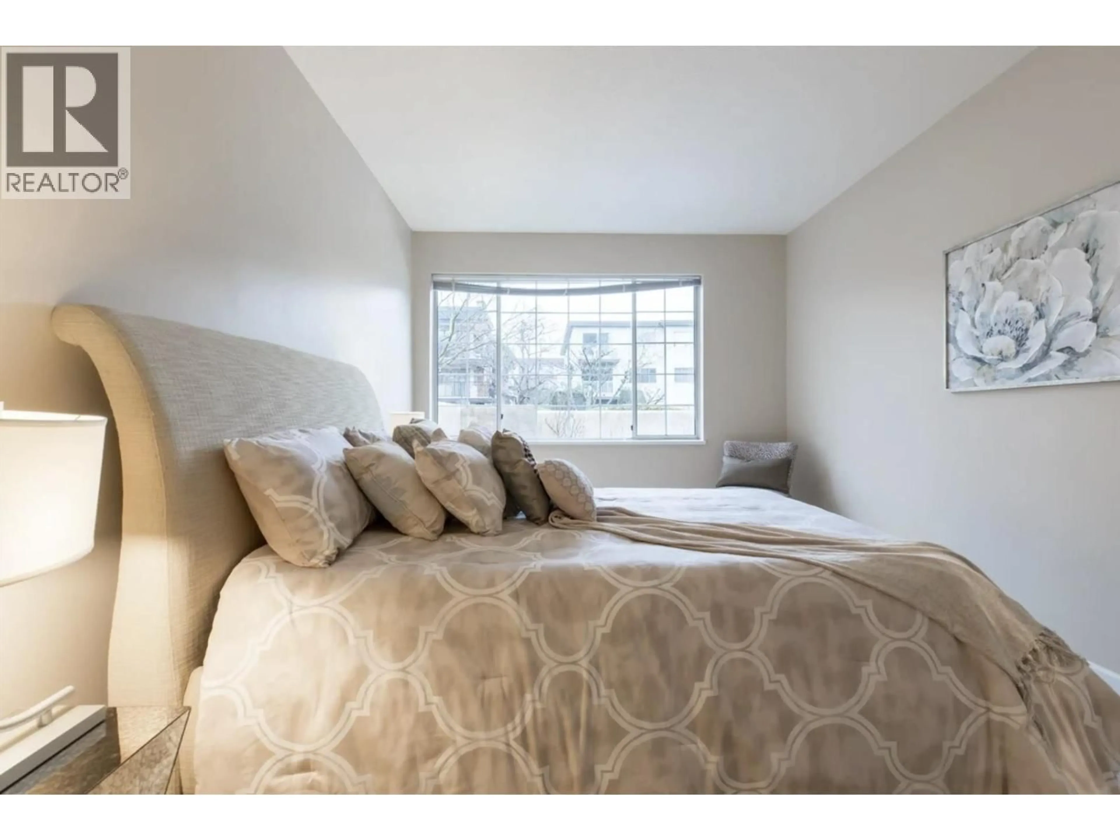 Bedroom with bed, unknown for 106 - 125 18TH STREET, North Vancouver British Columbia V7M1W5