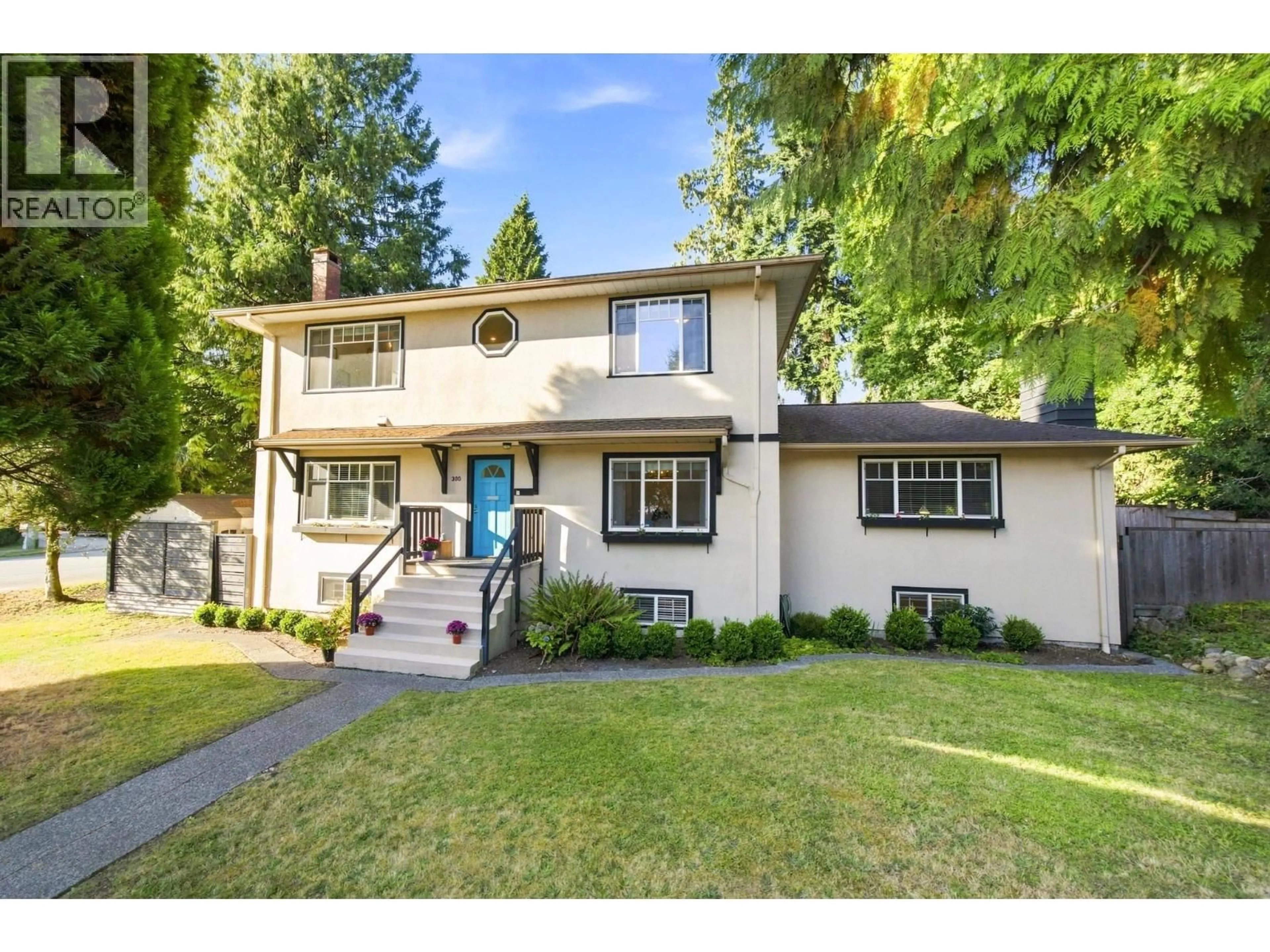 Home with vinyl exterior material, street for 300 25TH STREET, North Vancouver British Columbia V7N1A3