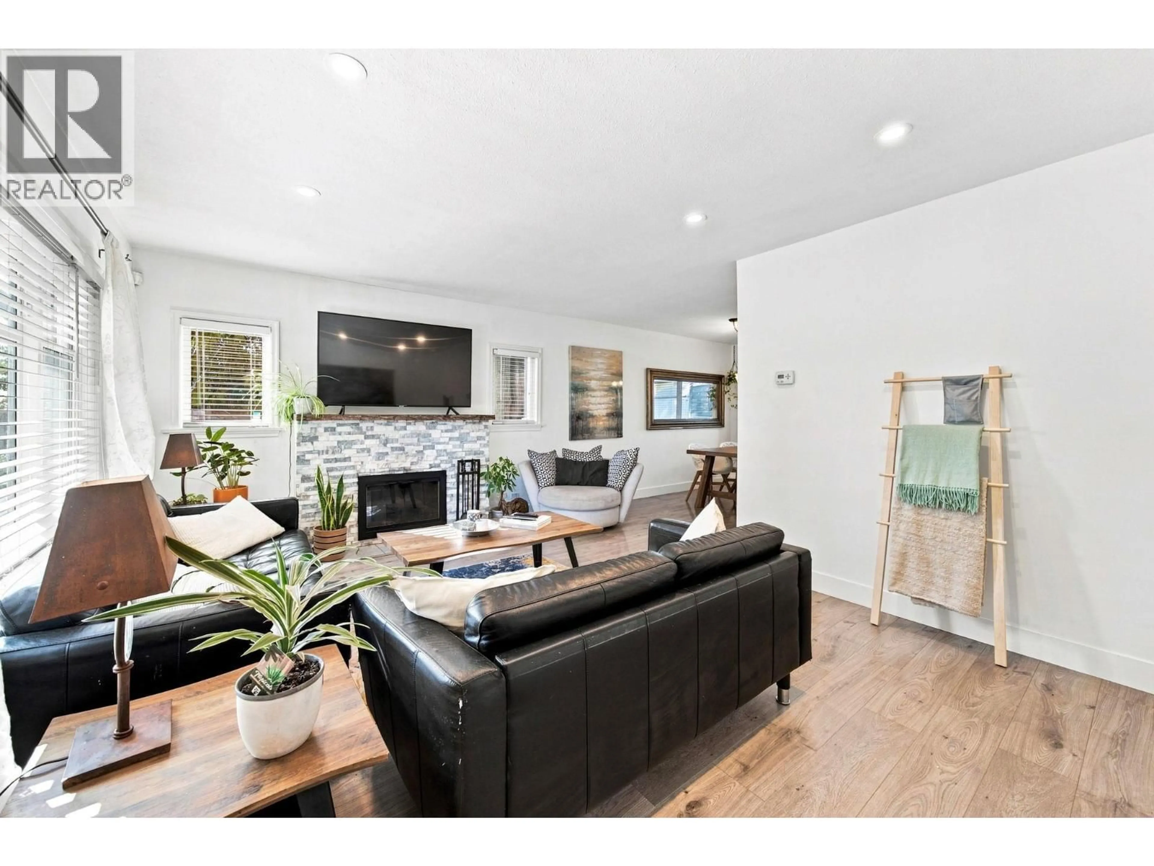Living room with furniture, wood/laminate floor for 300 25TH STREET, North Vancouver British Columbia V7N1A3