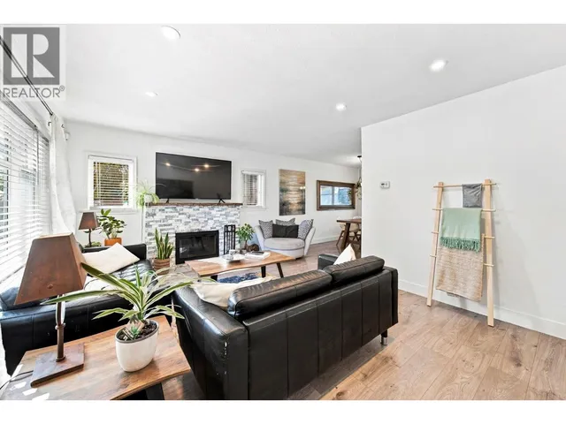 300 25TH STREET, North Vancouver 2