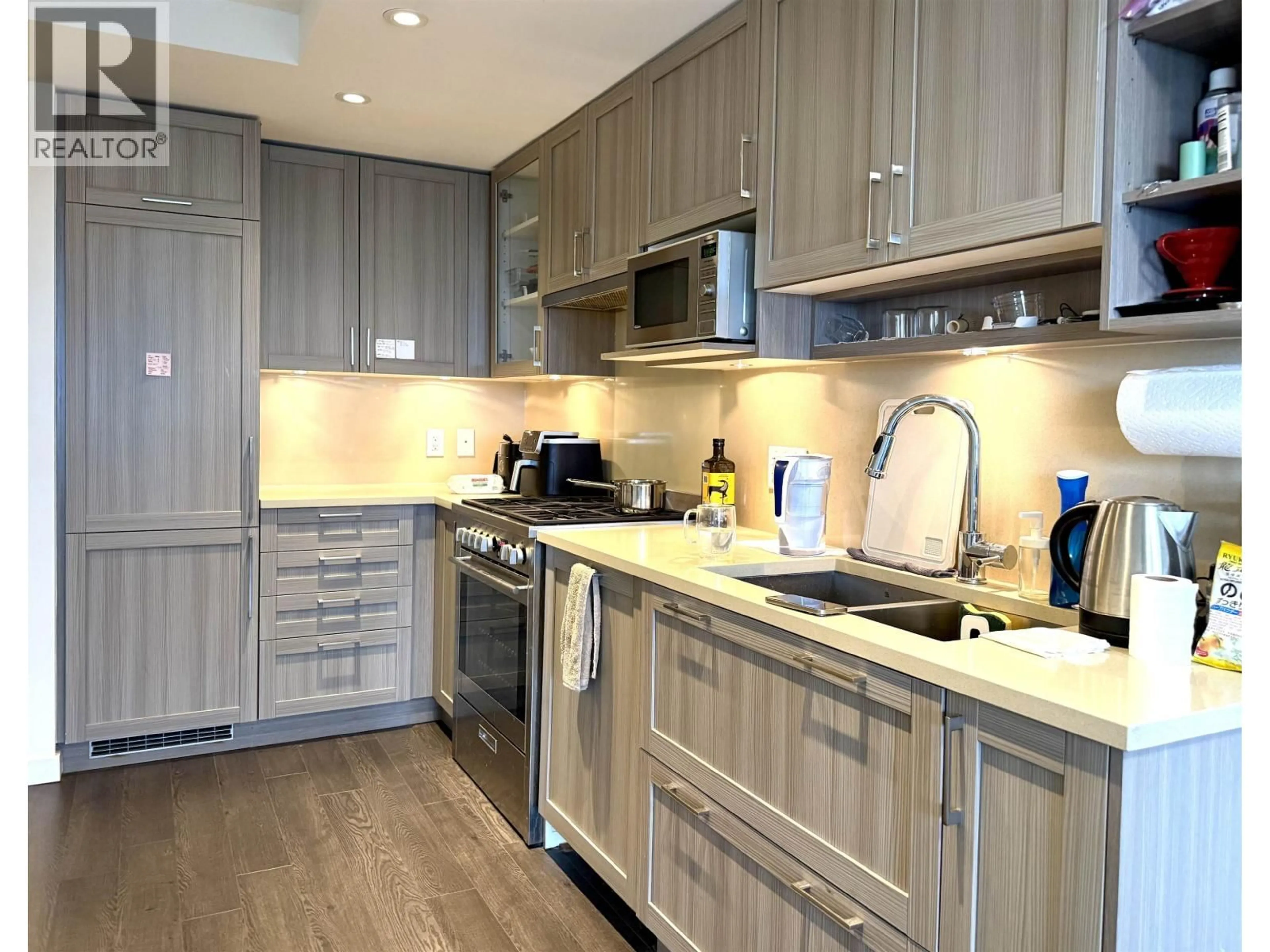Contemporary kitchen, wood/laminate floor for 1903 - 5515 BOUNDARY ROAD, Vancouver British Columbia V5R0E5