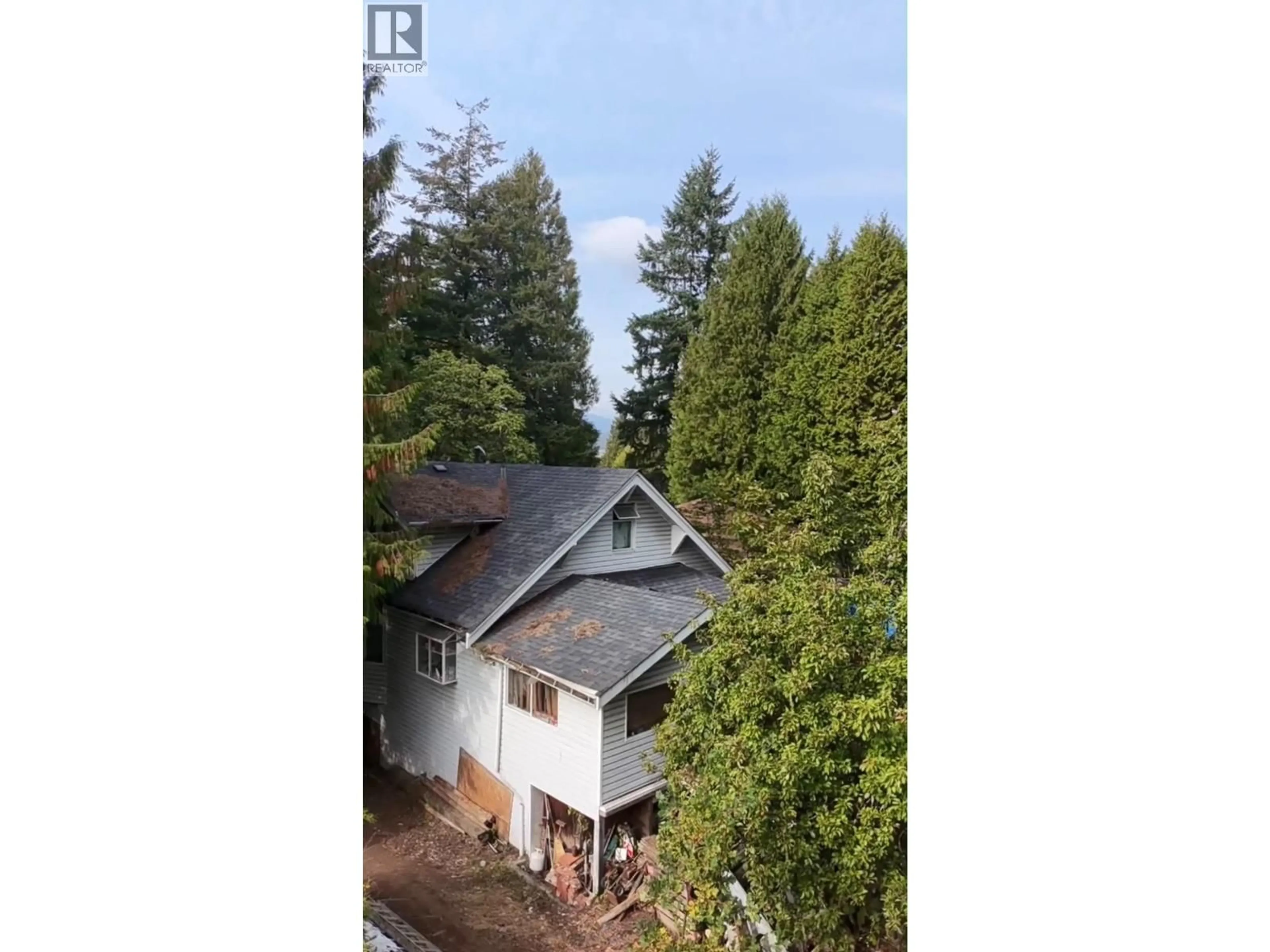 A pic from outside/outdoor area/front of a property/back of a property/a pic from drone, forest/trees view for 7822 ROSEWOOD STREET, Burnaby British Columbia V5E2H1