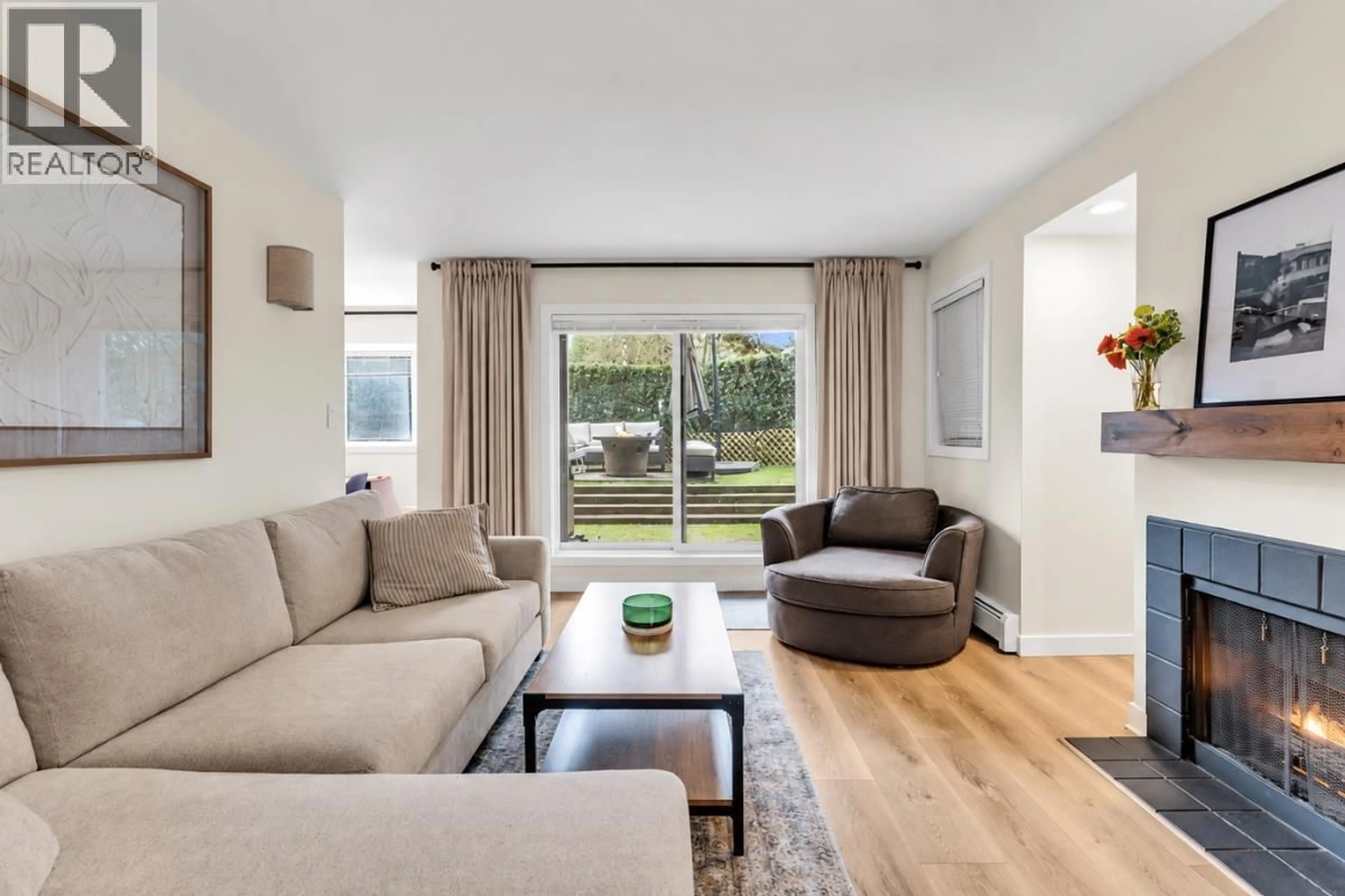Living room with furniture, wood/laminate floor for 102 - 1935 1ST AVENUE, Vancouver British Columbia V6J1G7