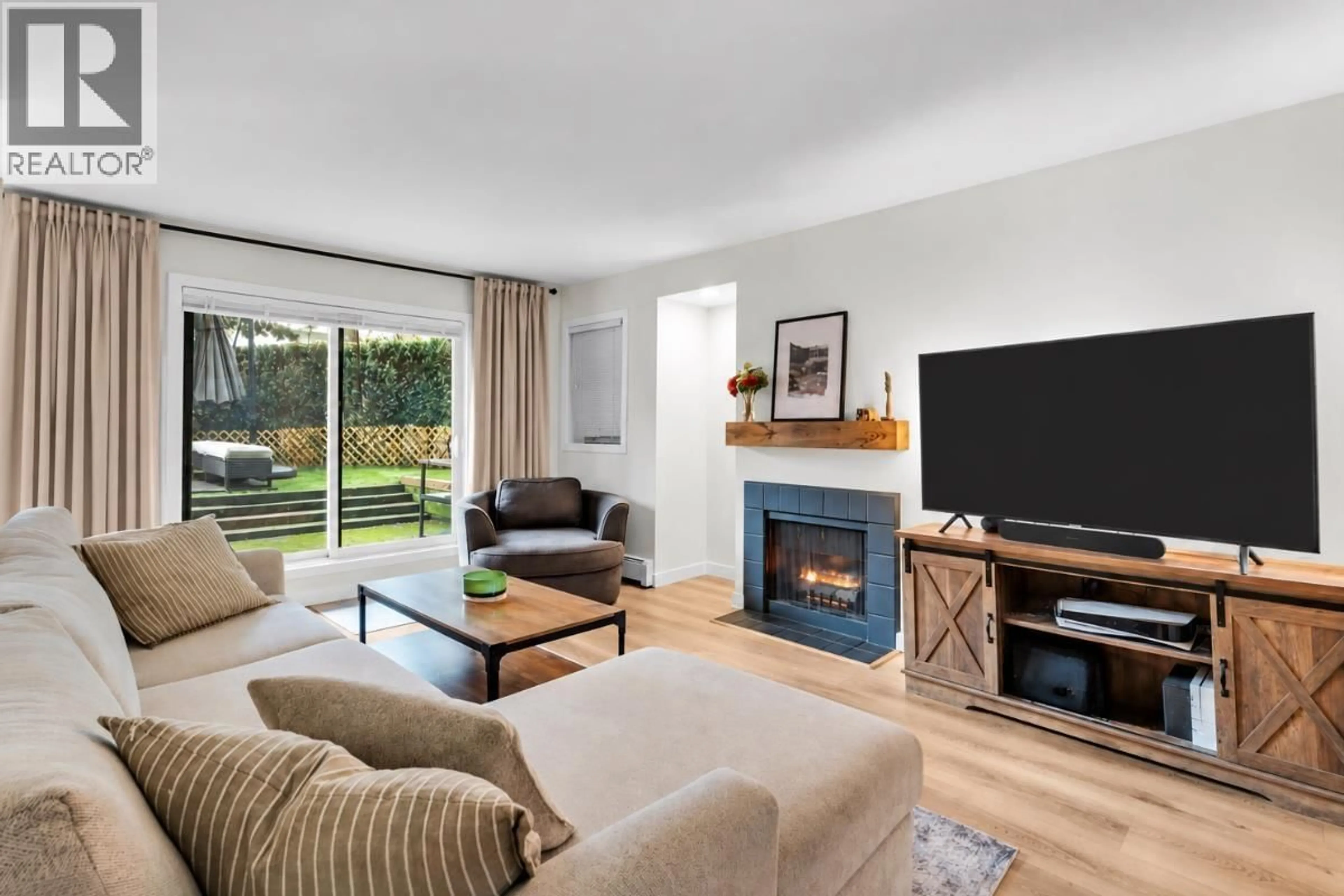 Living room with furniture, wood/laminate floor for 102 - 1935 1ST AVENUE, Vancouver British Columbia V6J1G7