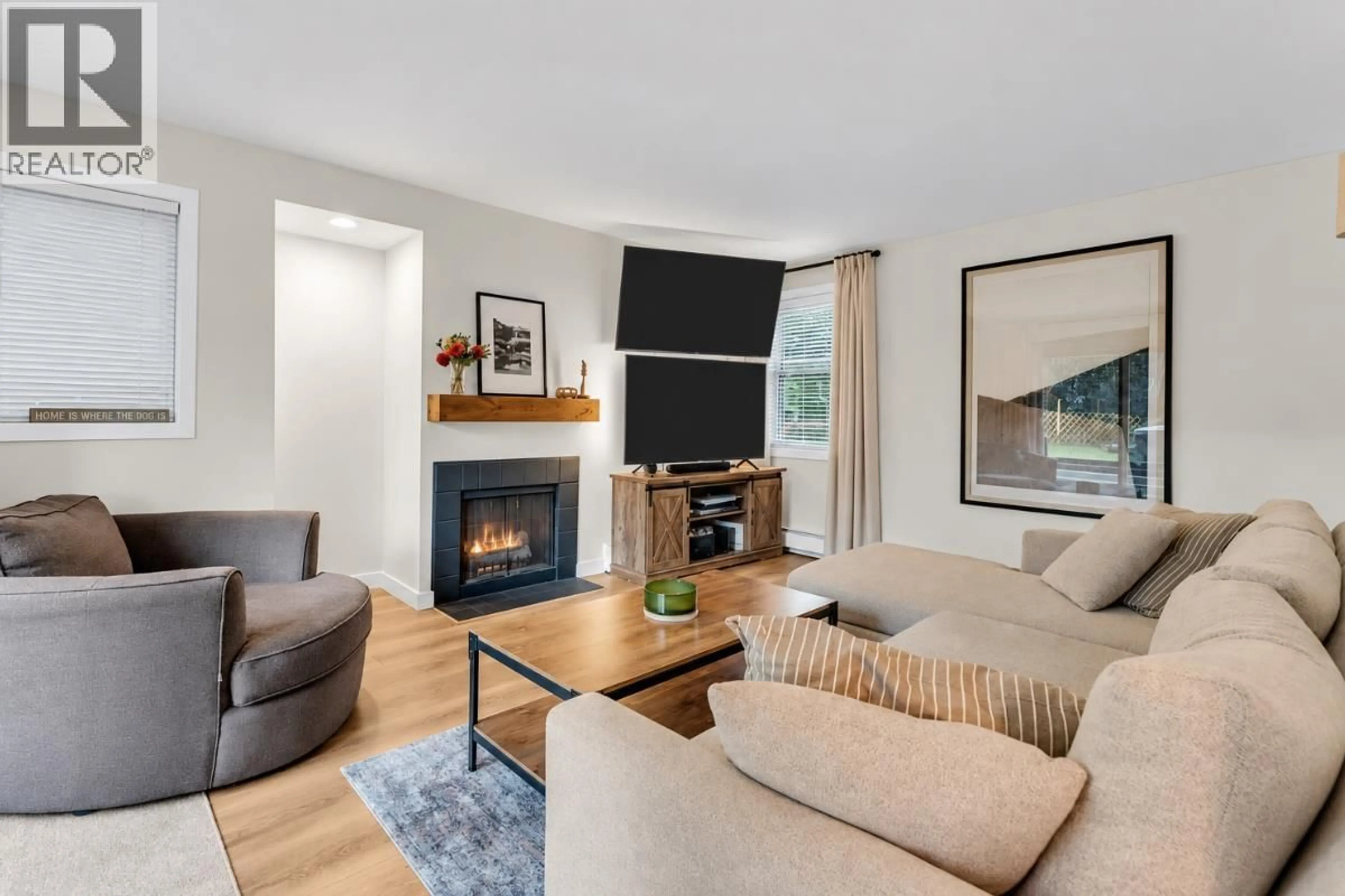 Living room with furniture, wood/laminate floor for 102 - 1935 1ST AVENUE, Vancouver British Columbia V6J1G7