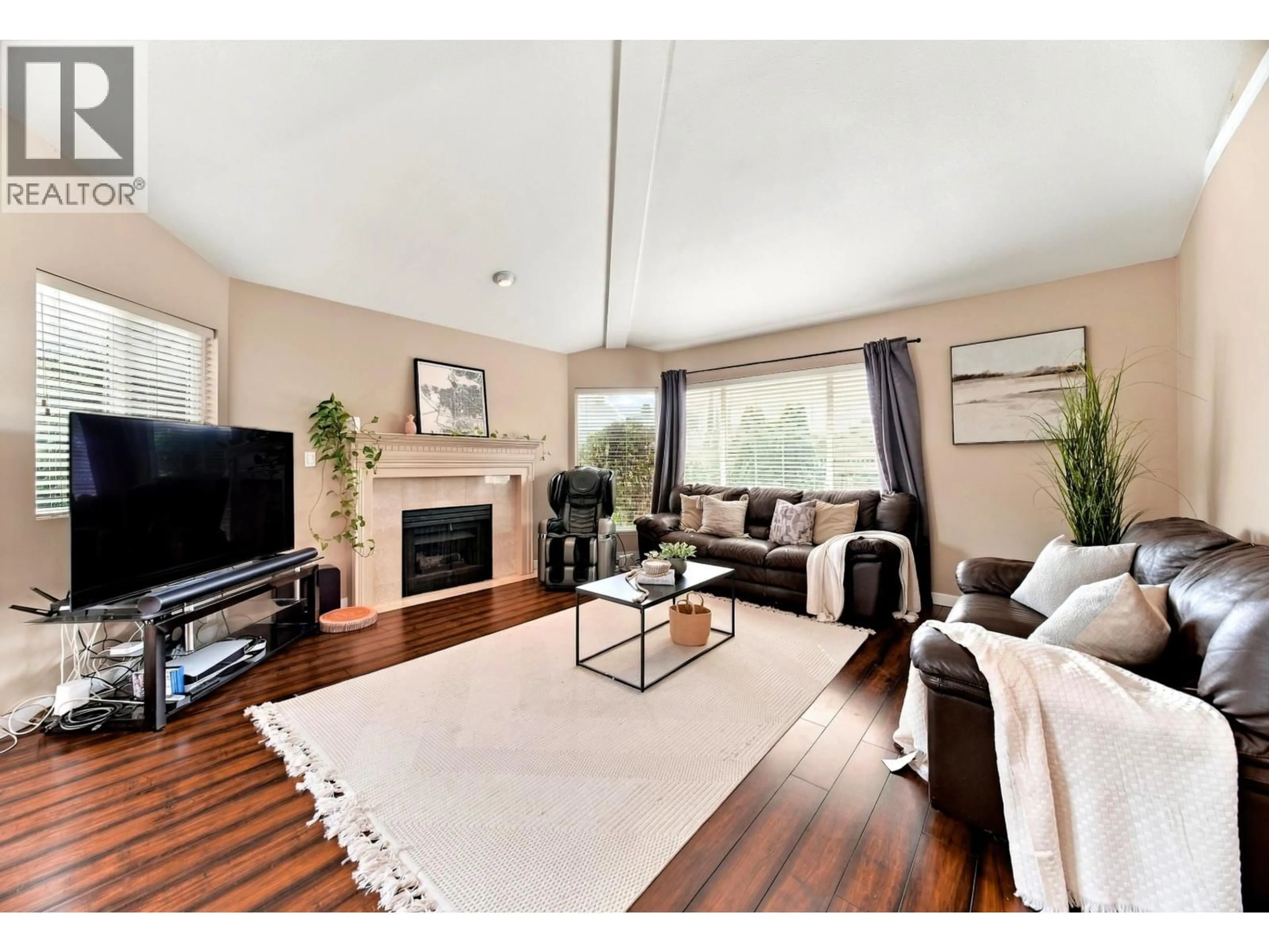 Living room with furniture, wood/laminate floor for 21 - 7711 WILLIAMS ROAD, Richmond British Columbia V7A1G2
