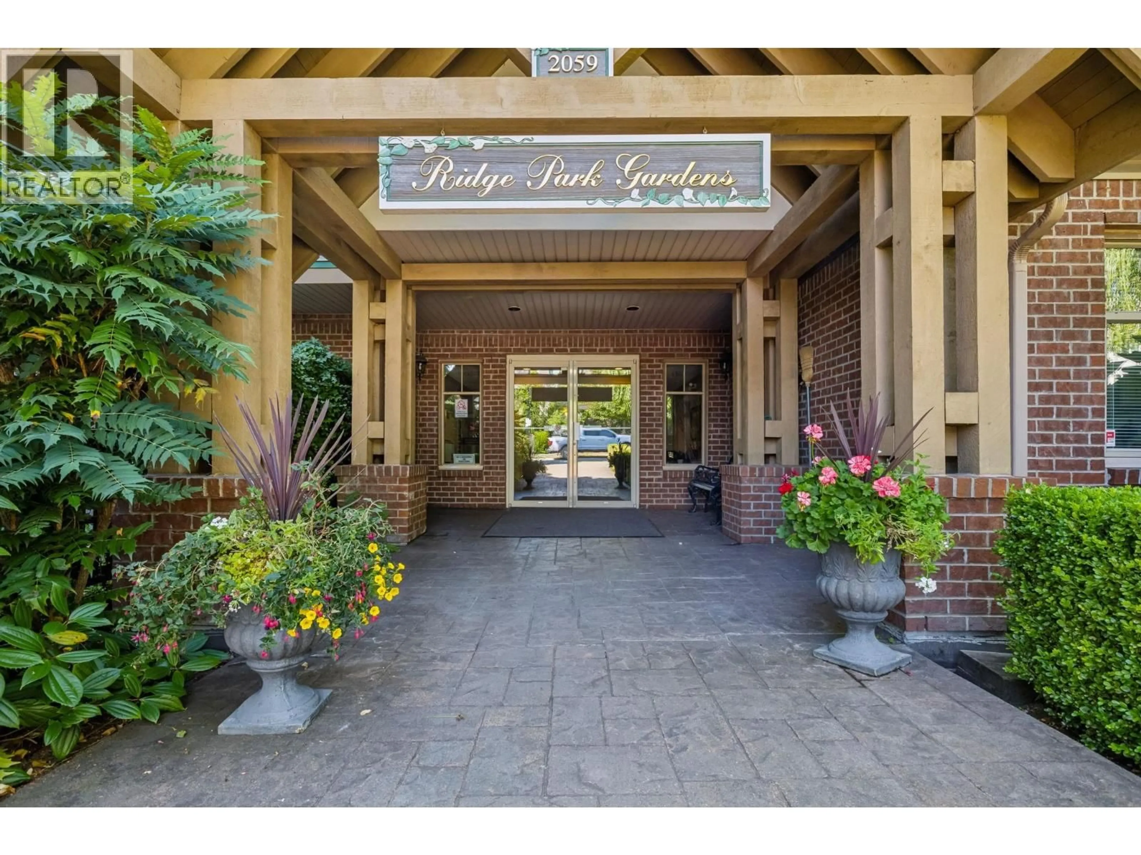 Indoor foyer for 304 - 2059 CHESTERFIELD AVENUE, North Vancouver British Columbia V7M2P4