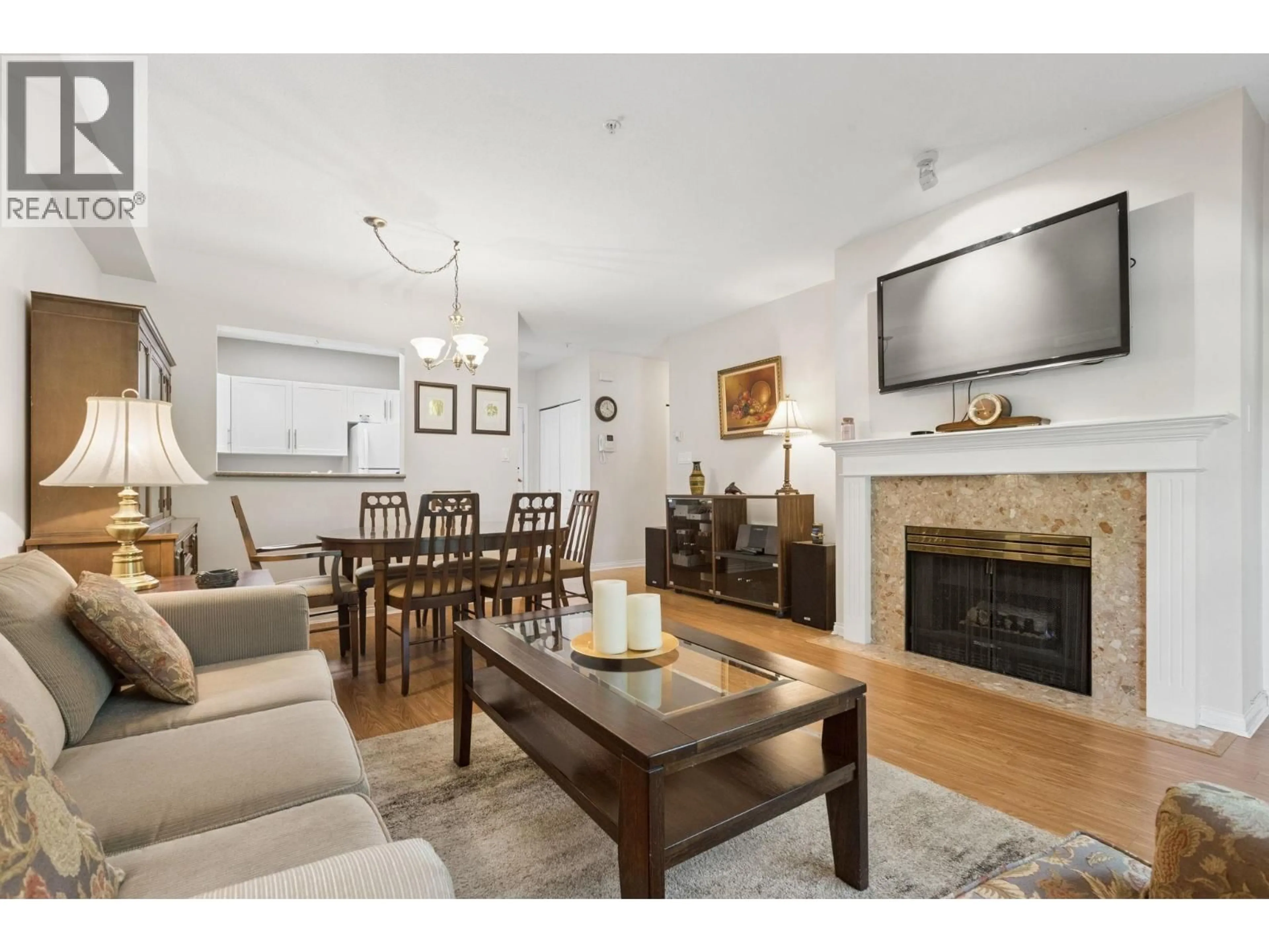Living room with furniture, wood/laminate floor for 304 - 2059 CHESTERFIELD AVENUE, North Vancouver British Columbia V7M2P4