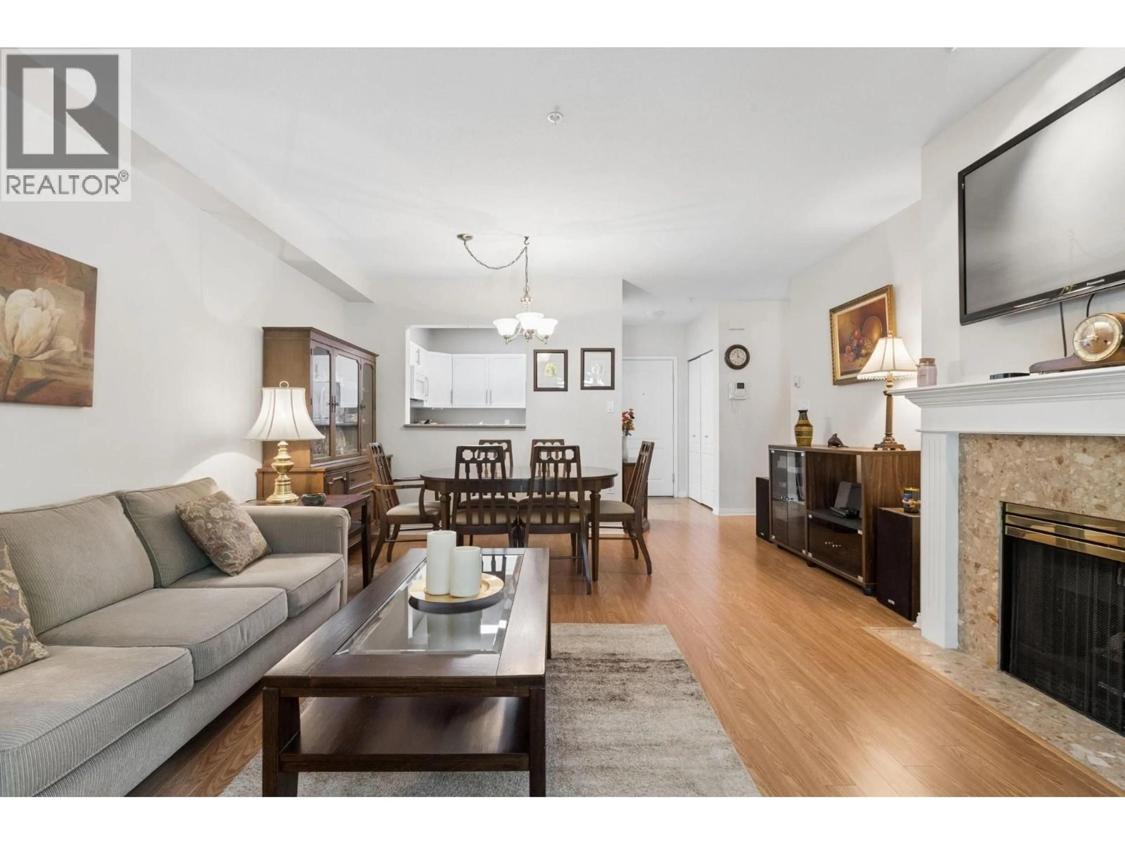 Living room with furniture, wood/laminate floor for 304 - 2059 CHESTERFIELD AVENUE, North Vancouver British Columbia V7M2P4