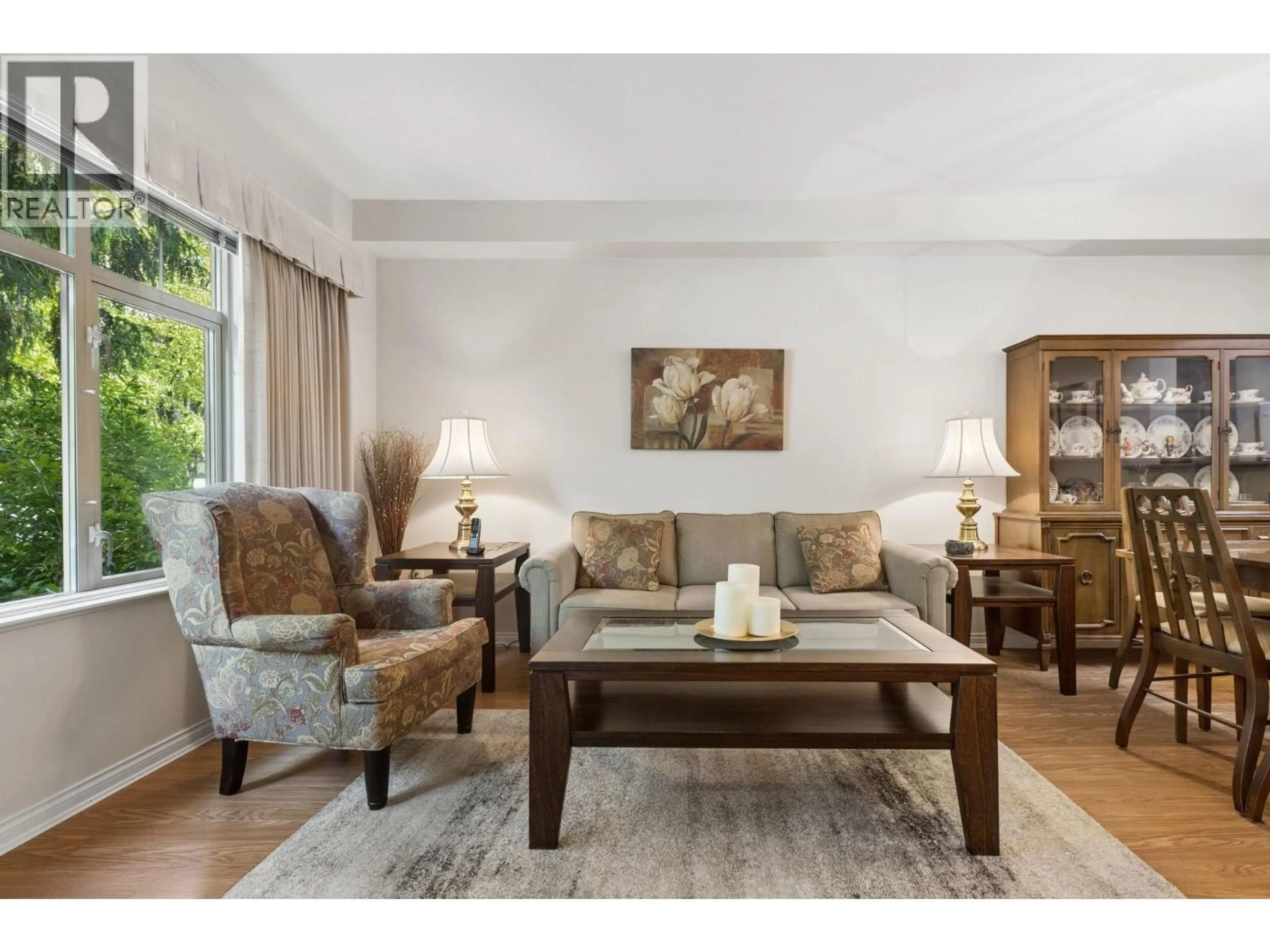 Living room with furniture, wood/laminate floor for 304 - 2059 CHESTERFIELD AVENUE, North Vancouver British Columbia V7M2P4